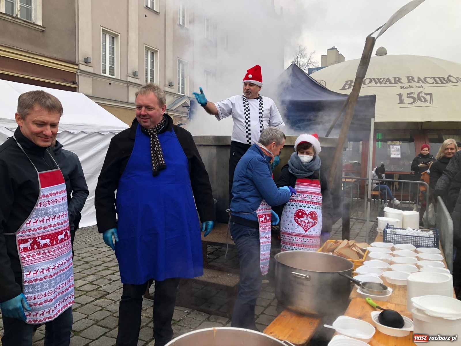 Zdjęcie w galerii na portalu naszraciborz.pl: Tańczący kucharz, prezydenci i gar świątecznego bigosu [FOTO i WIDEO] wiadomości z regionu
