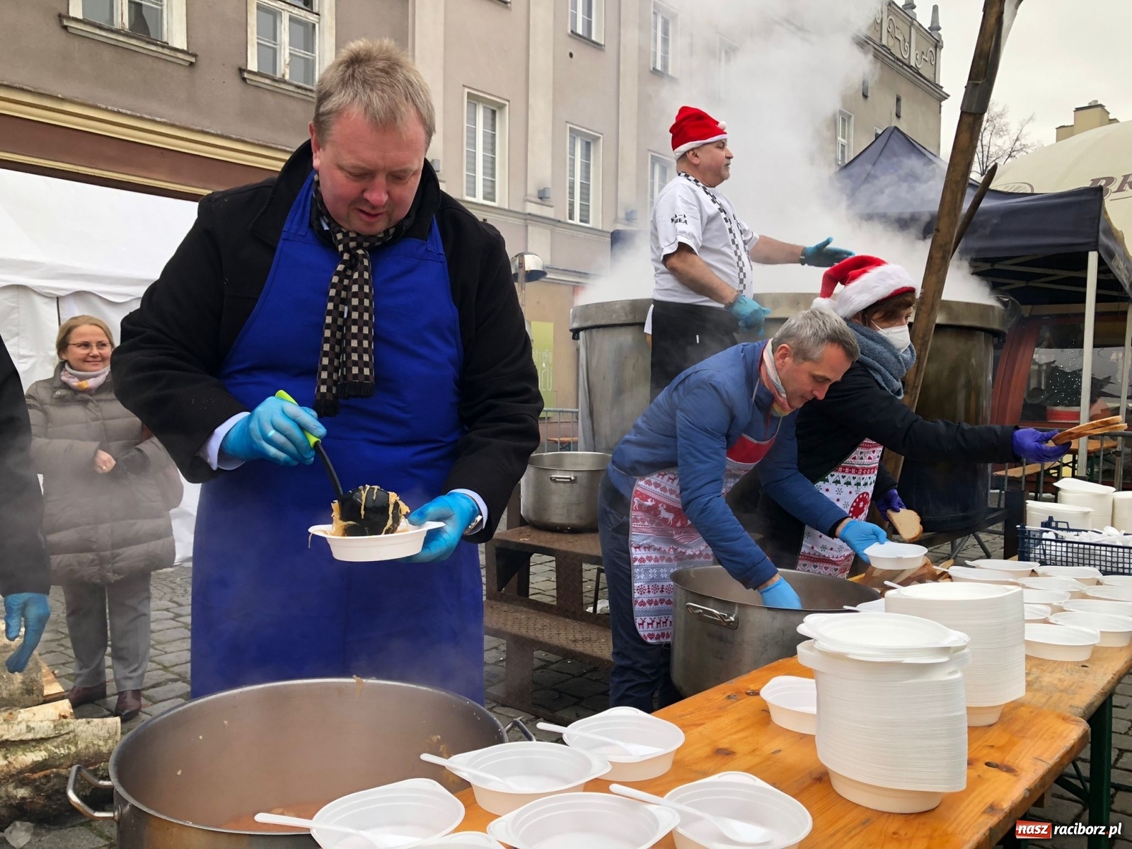 Zdjęcie w galerii na portalu naszraciborz.pl: Tańczący kucharz, prezydenci i gar świątecznego bigosu [FOTO i WIDEO] wiadomości z regionu