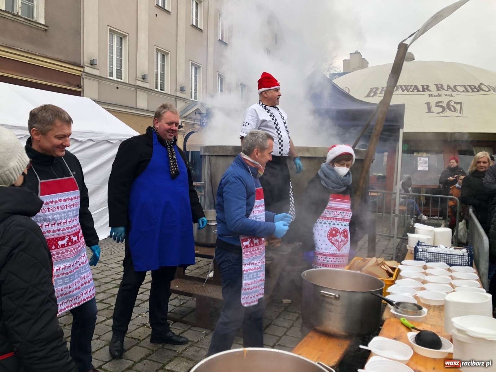 Zdjęcie w galerii na portalu naszraciborz.pl: Tańczący kucharz, prezydenci i gar świątecznego bigosu [FOTO i WIDEO] wiadomości z regionu