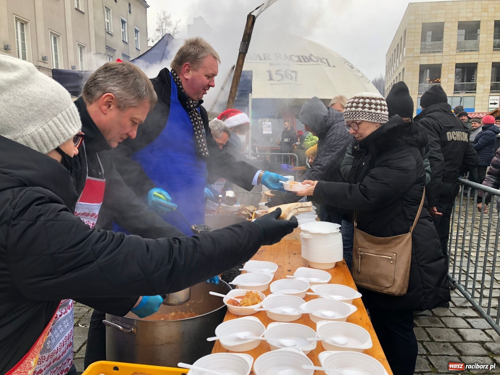 Zdjęcie w galerii na portalu naszraciborz.pl: Tańczący kucharz, prezydenci i gar świątecznego bigosu [FOTO i WIDEO] wiadomości z regionu