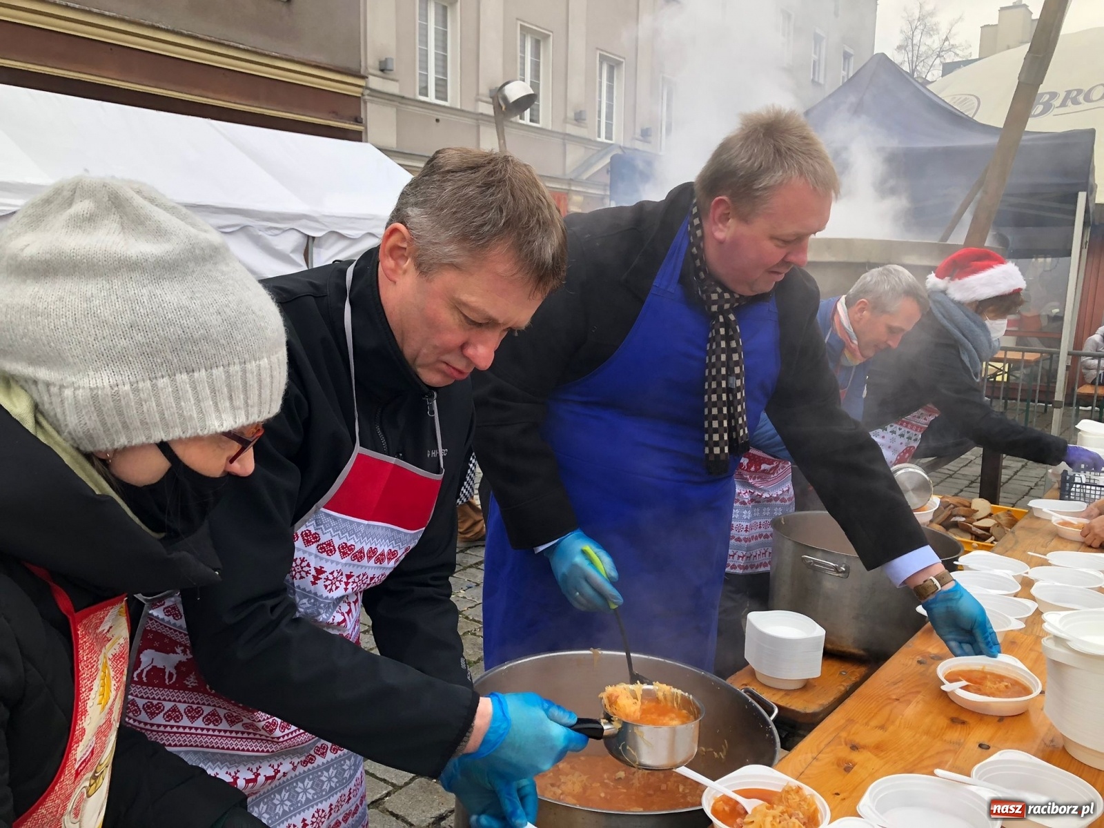 Zdjęcie w galerii na portalu naszraciborz.pl: Tańczący kucharz, prezydenci i gar świątecznego bigosu [FOTO i WIDEO] wiadomości z regionu