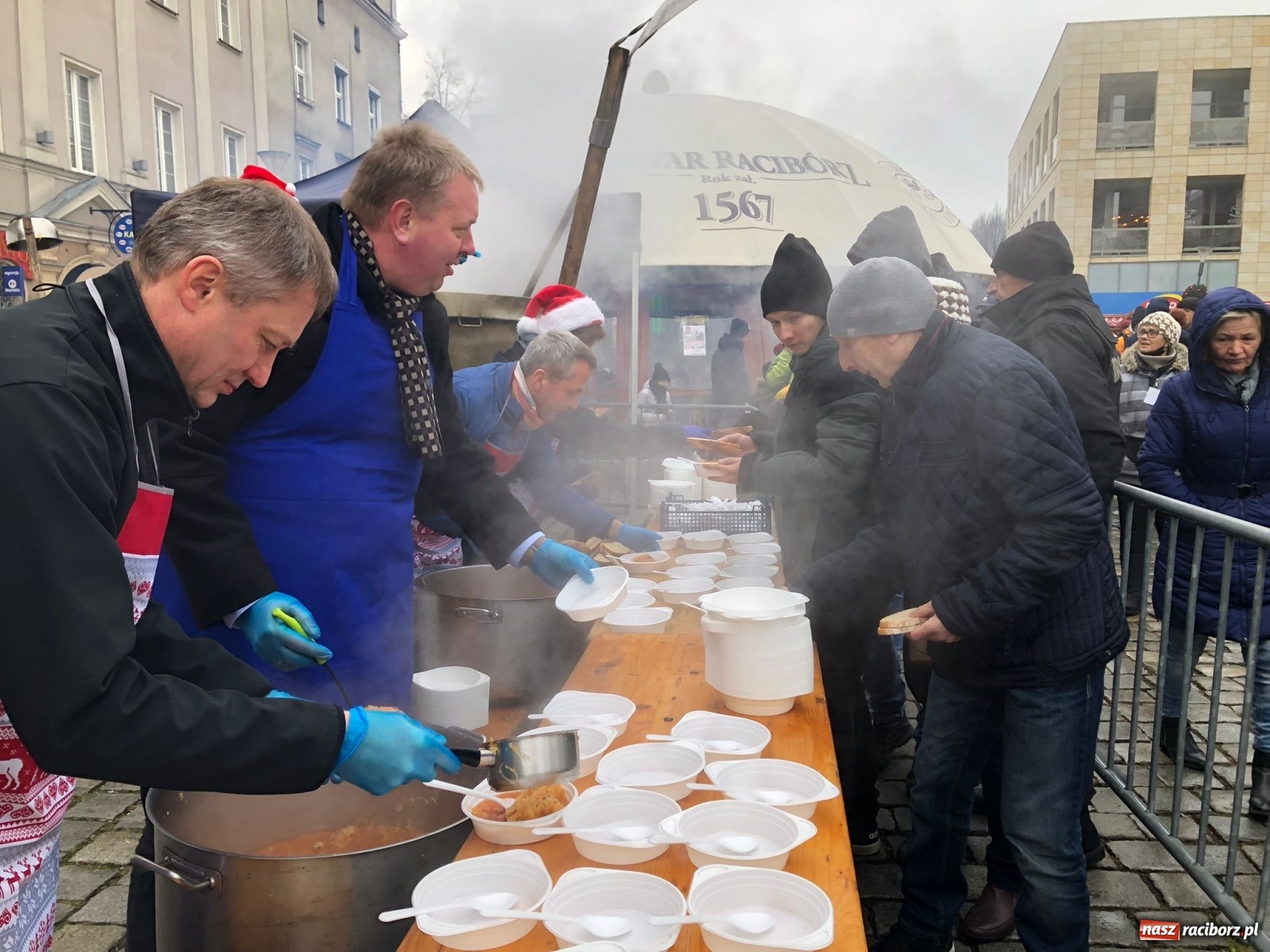Zdjęcie w galerii na portalu naszraciborz.pl: Tańczący kucharz, prezydenci i gar świątecznego bigosu [FOTO i WIDEO] wiadomości z regionu