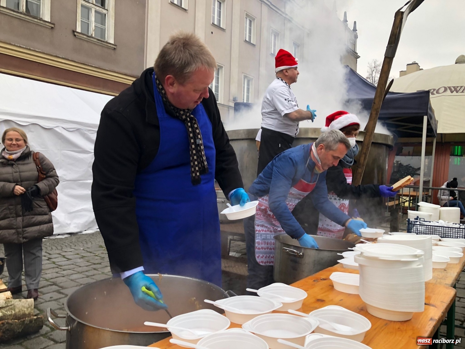 Zdjęcie w galerii na portalu naszraciborz.pl: Tańczący kucharz, prezydenci i gar świątecznego bigosu [FOTO i WIDEO] wiadomości z regionu