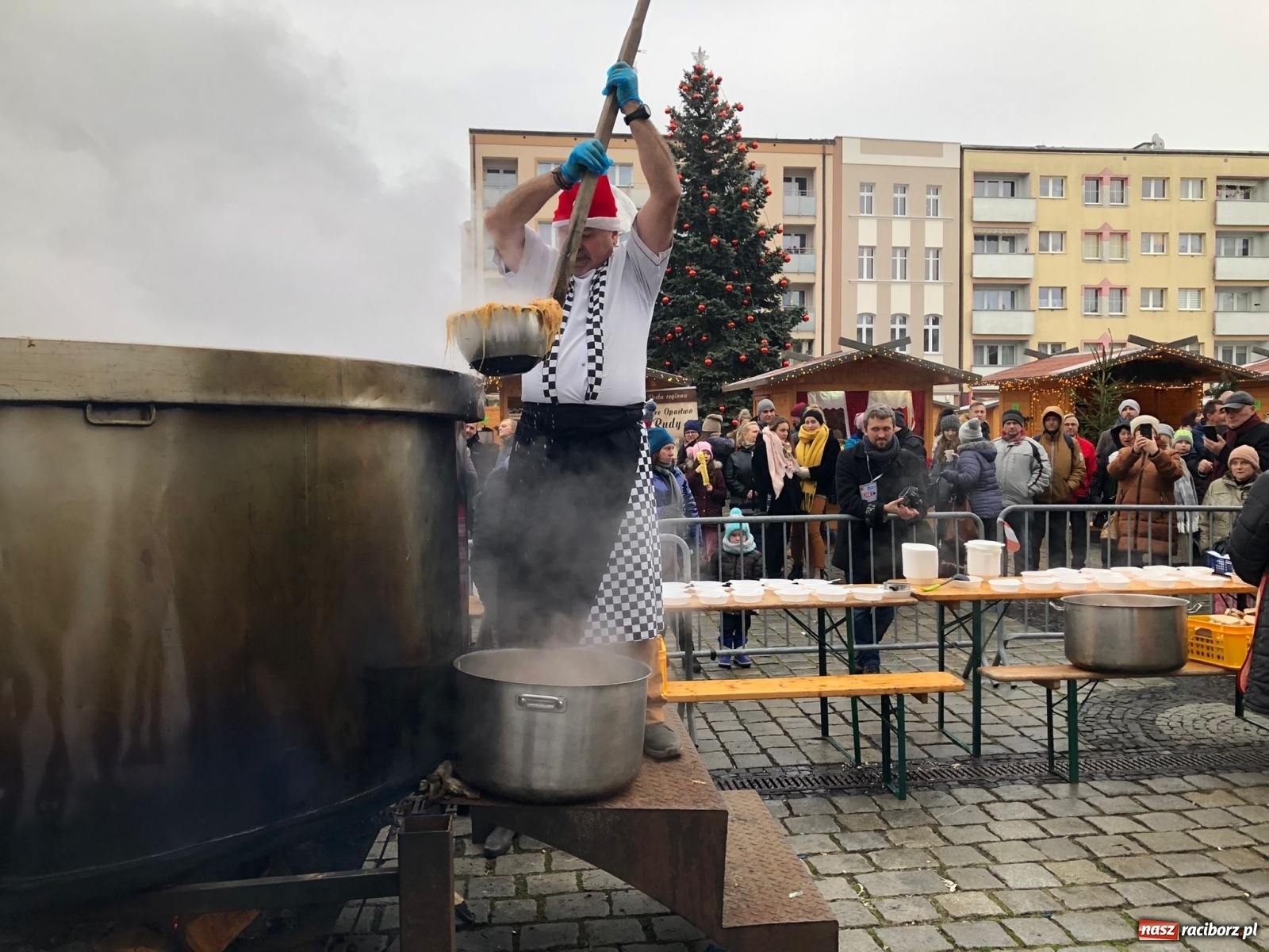 Zdjęcie w galerii na portalu naszraciborz.pl: Tańczący kucharz, prezydenci i gar świątecznego bigosu [FOTO i WIDEO] wiadomości z regionu