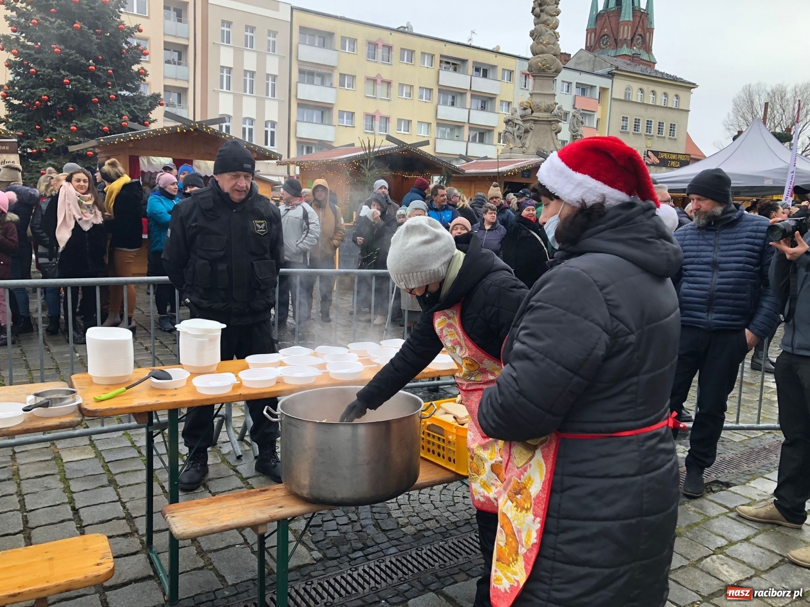 Zdjęcie w galerii na portalu naszraciborz.pl: Tańczący kucharz, prezydenci i gar świątecznego bigosu [FOTO i WIDEO] wiadomości z regionu