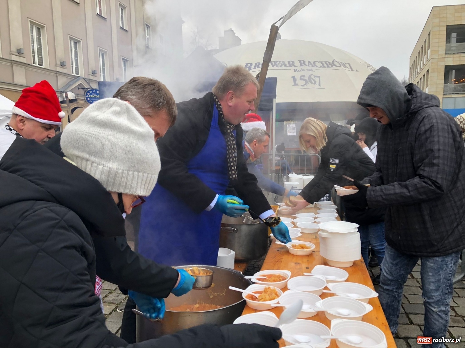 Zdjęcie w galerii na portalu naszraciborz.pl: Tańczący kucharz, prezydenci i gar świątecznego bigosu [FOTO i WIDEO] wiadomości z regionu