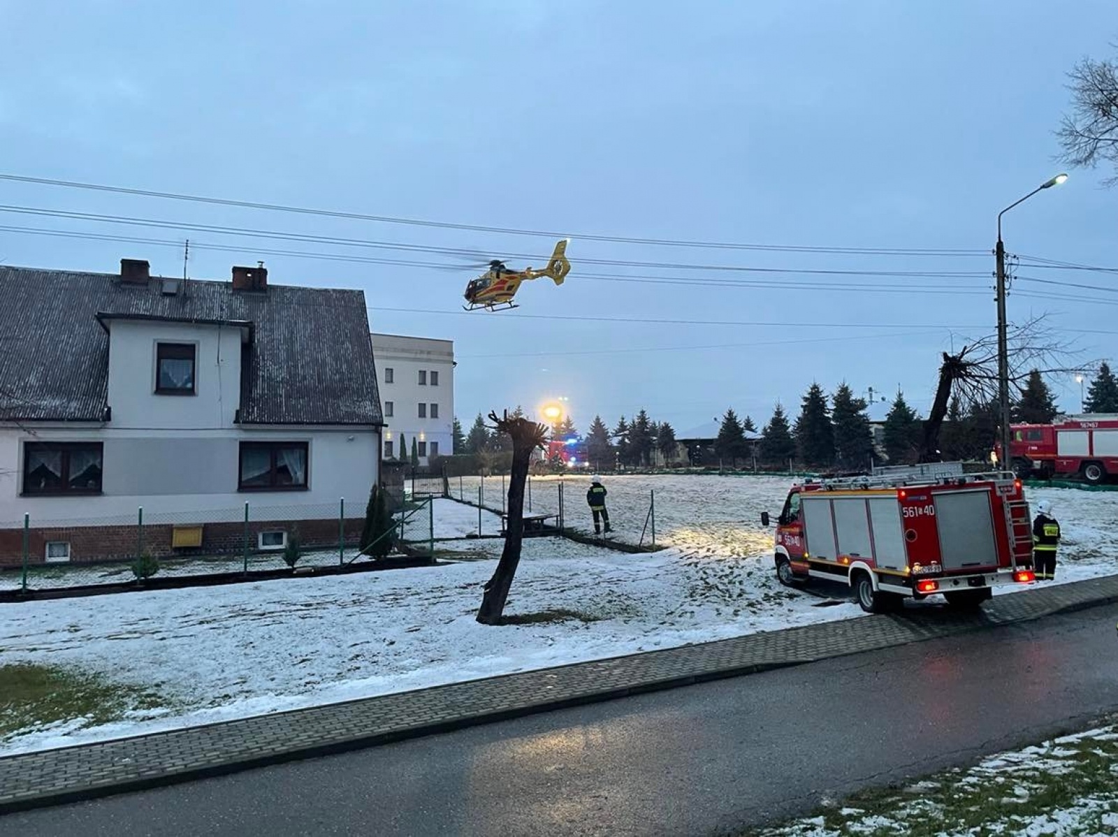 Zdjęcie w galerii na portalu naszraciborz.pl: Cztery zastępy strażaków i śmigłowiec w Bieńkowicach wiadomości z regionu