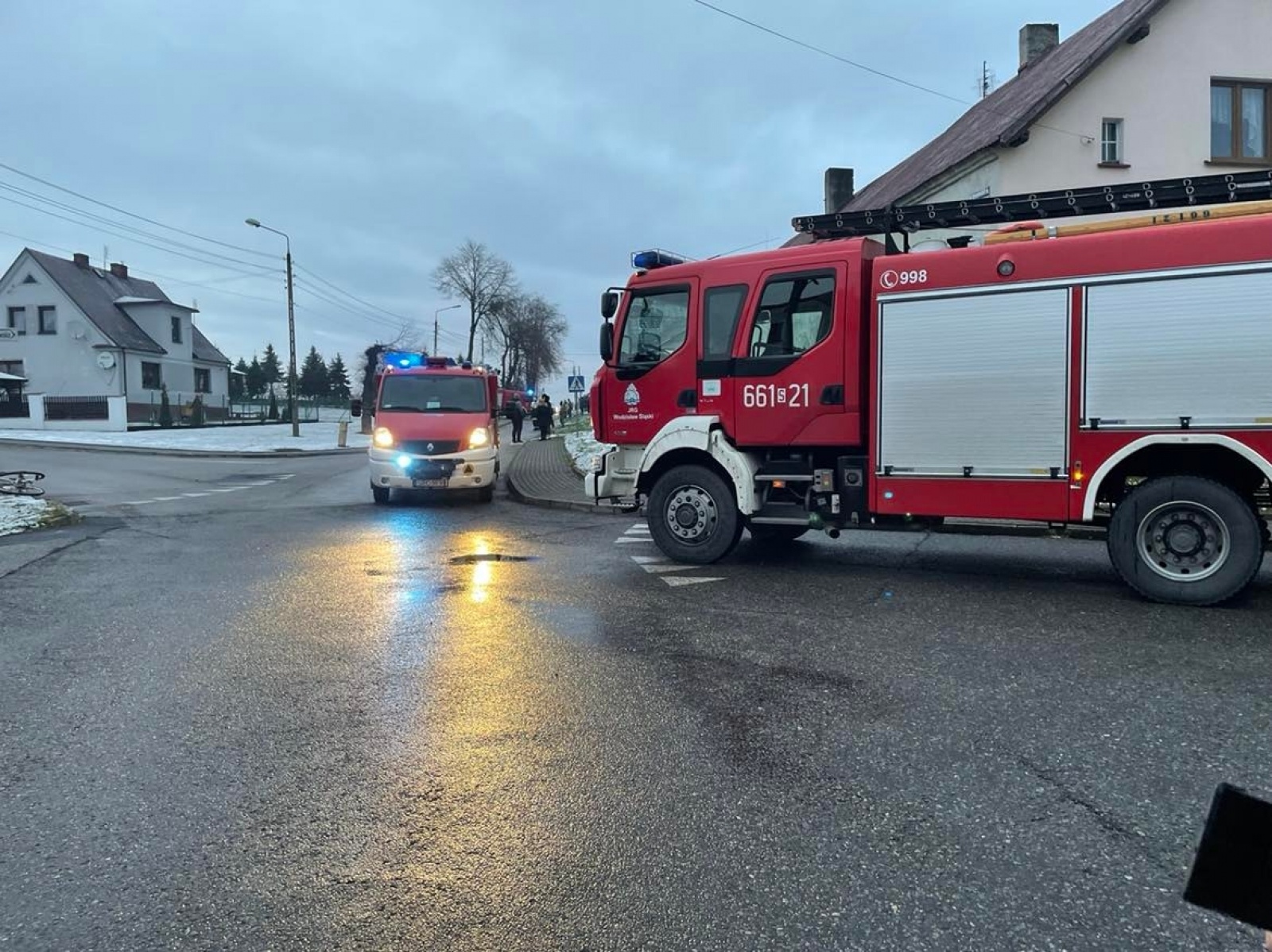 Zdjęcie w galerii na portalu naszraciborz.pl: Cztery zastępy strażaków i śmigłowiec w Bieńkowicach wiadomości z regionu