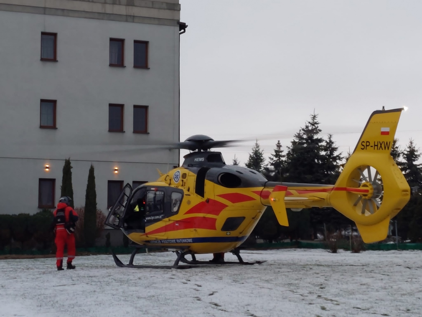 Zdjęcie w galerii na portalu naszraciborz.pl: Cztery zastępy strażaków i śmigłowiec w Bieńkowicach wiadomości z regionu