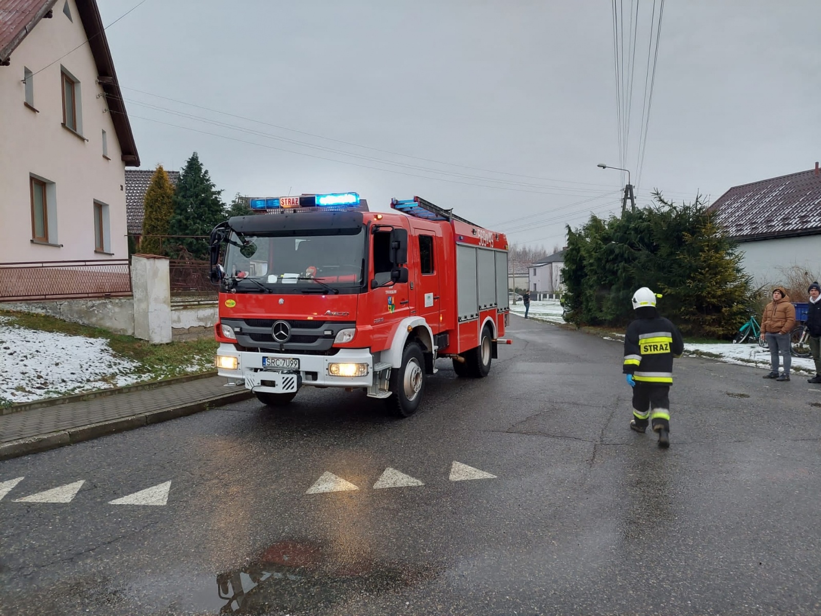Zdjęcie w galerii na portalu naszraciborz.pl: Cztery zastępy strażaków i śmigłowiec w Bieńkowicach wiadomości z regionu