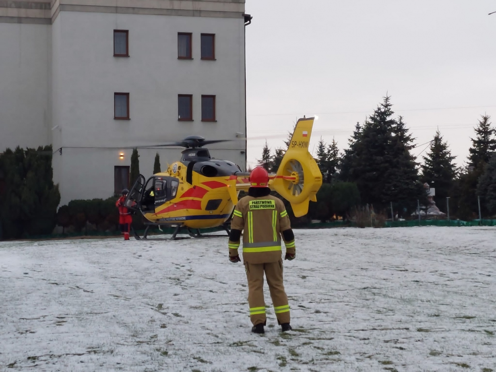 Zdjęcie w galerii na portalu naszraciborz.pl: Cztery zastępy strażaków i śmigłowiec w Bieńkowicach wiadomości z regionu