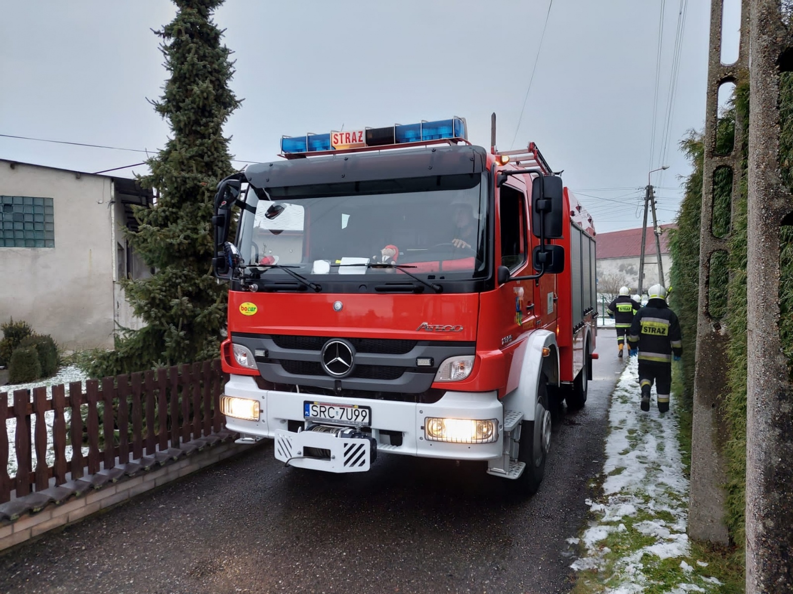 Zdjęcie w galerii na portalu naszraciborz.pl: Cztery zastępy strażaków i śmigłowiec w Bieńkowicach wiadomości z regionu