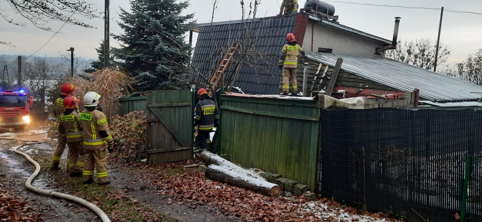 Zdjęcie w galerii na portalu naszraciborz.pl: Raport 998. Pożar altanki na Brzeziu [FOTO] wiadomości z regionu