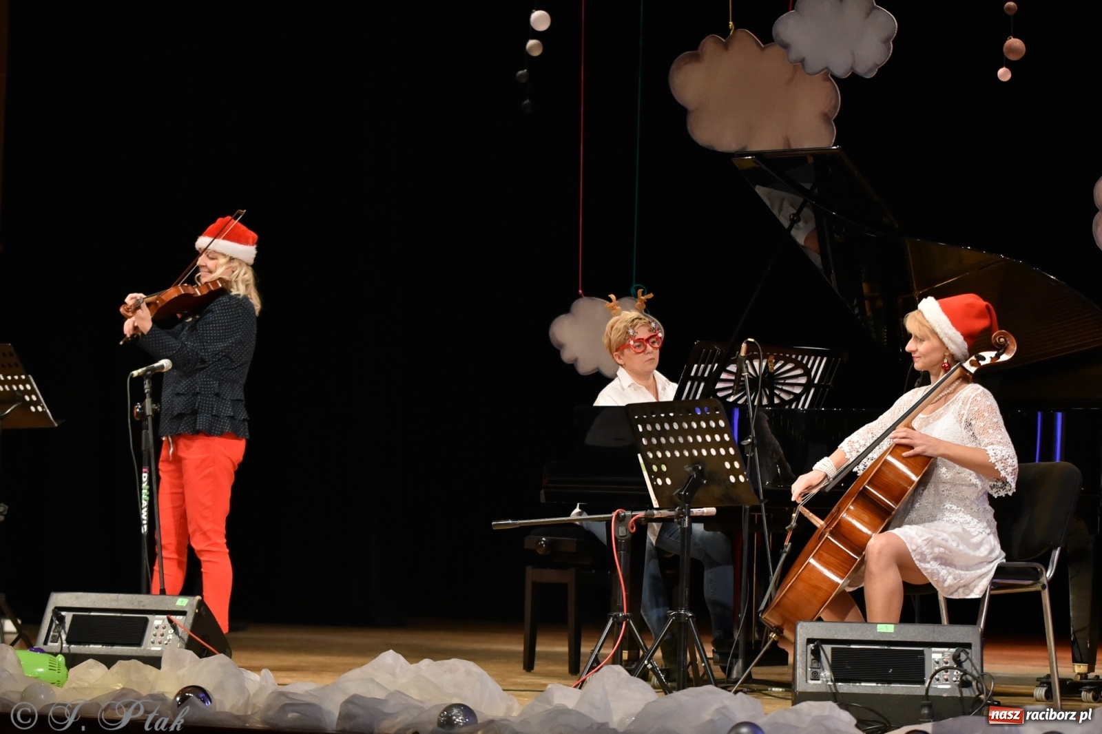 Zdjęcie w galerii na portalu naszraciborz.pl: Maluchy w krainie dźwięku w mikołajkowym klimacie wiadomości z regionu