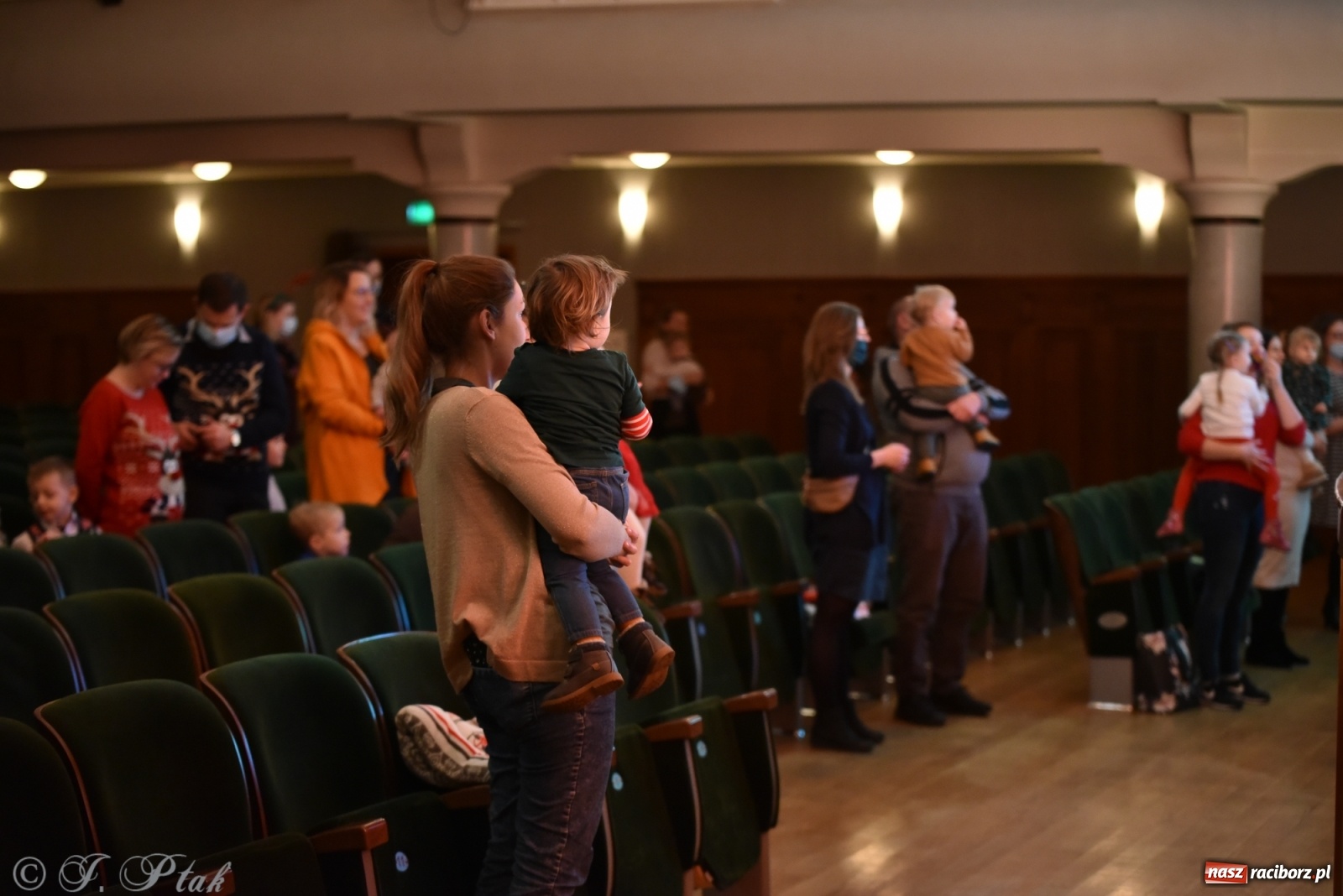 Zdjęcie w galerii na portalu naszraciborz.pl: Maluchy w krainie dźwięku w mikołajkowym klimacie wiadomości z regionu