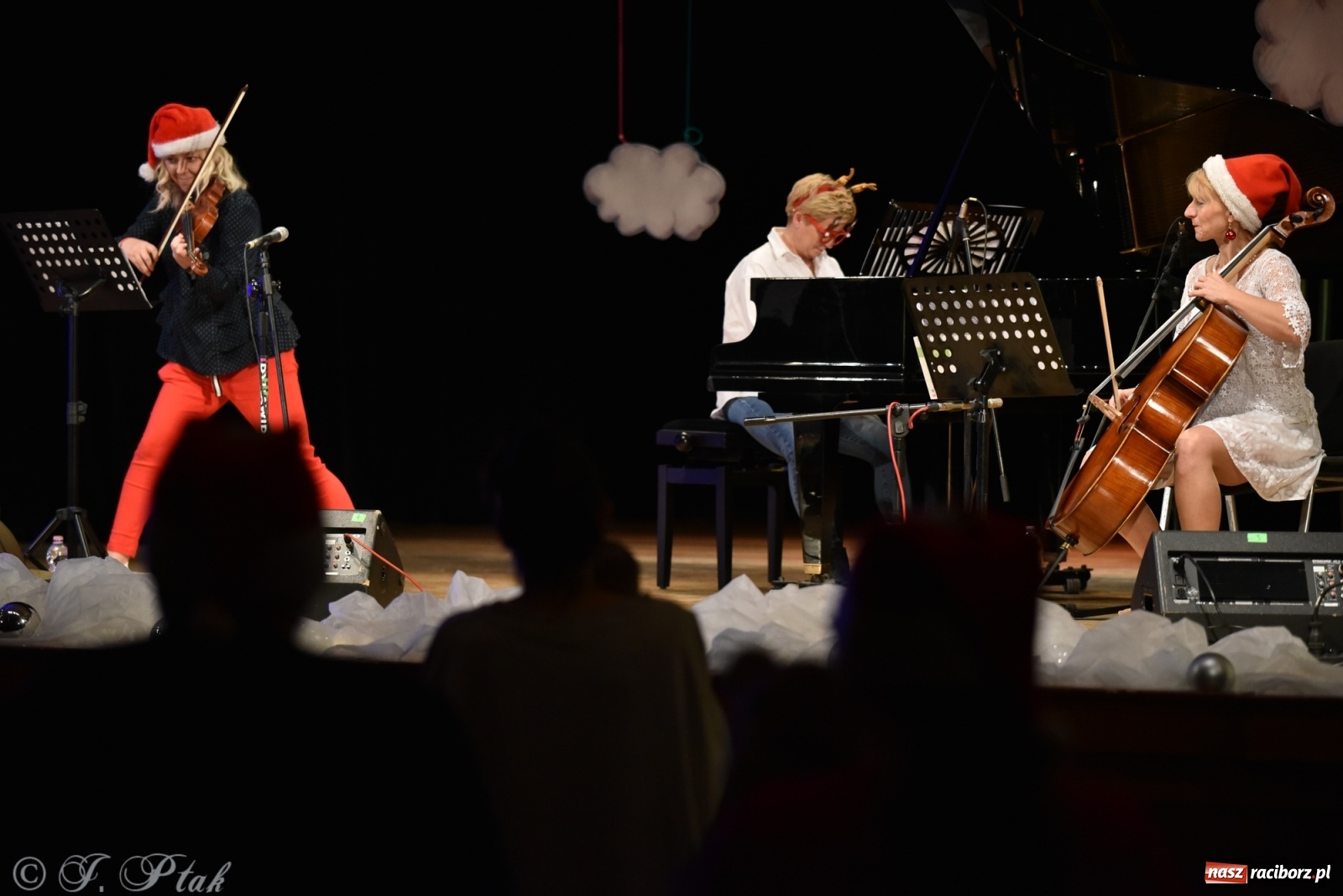 Zdjęcie w galerii na portalu naszraciborz.pl: Maluchy w krainie dźwięku w mikołajkowym klimacie wiadomości z regionu