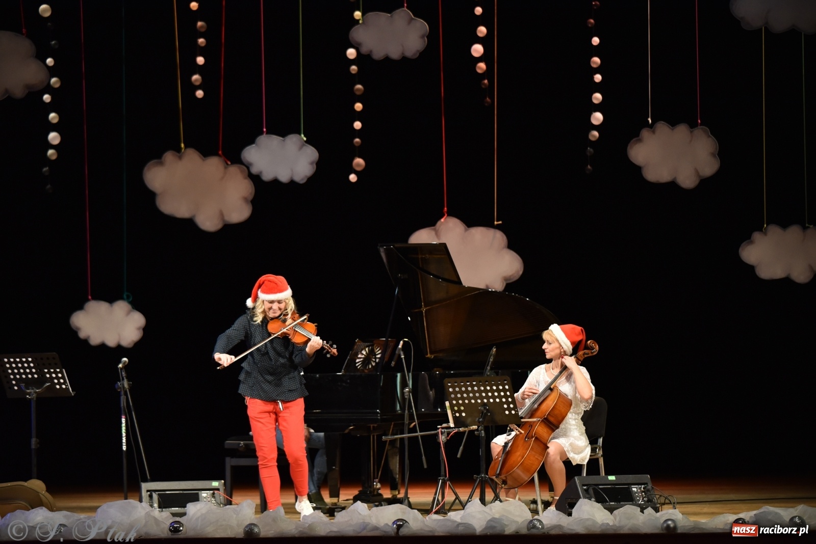 Zdjęcie w galerii na portalu naszraciborz.pl: Maluchy w krainie dźwięku w mikołajkowym klimacie wiadomości z regionu