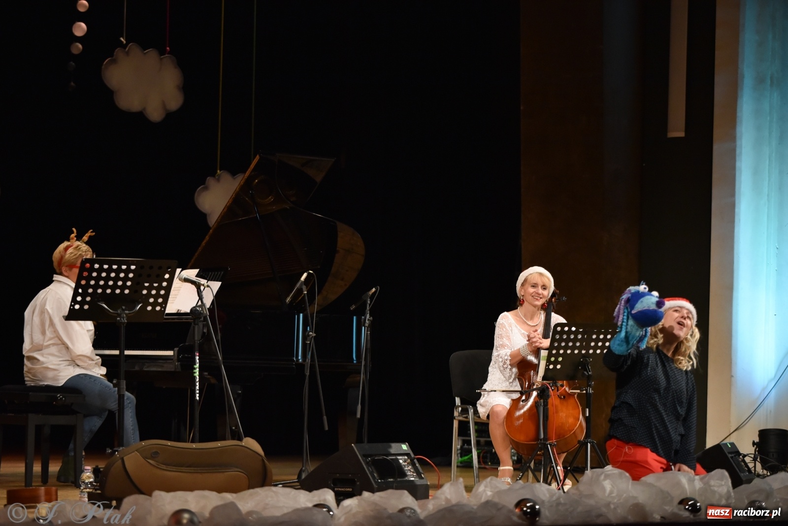 Zdjęcie w galerii na portalu naszraciborz.pl: Maluchy w krainie dźwięku w mikołajkowym klimacie wiadomości z regionu