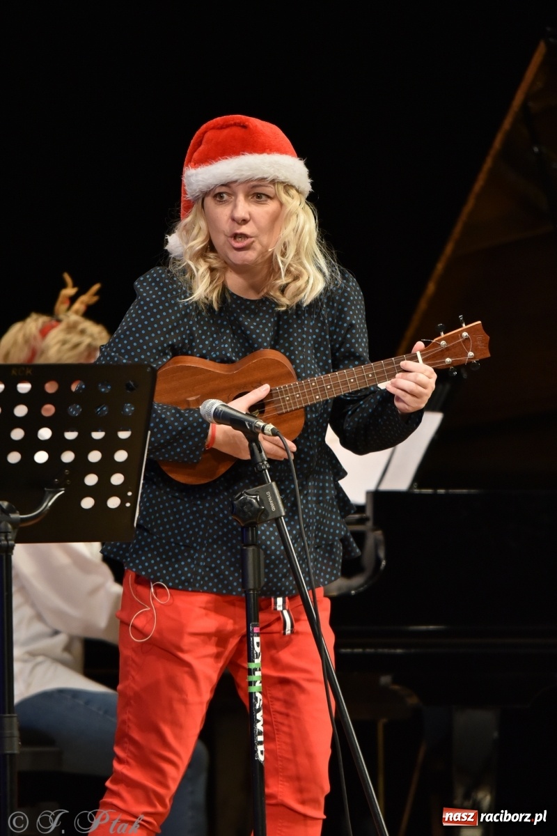Zdjęcie w galerii na portalu naszraciborz.pl: Maluchy w krainie dźwięku w mikołajkowym klimacie wiadomości z regionu