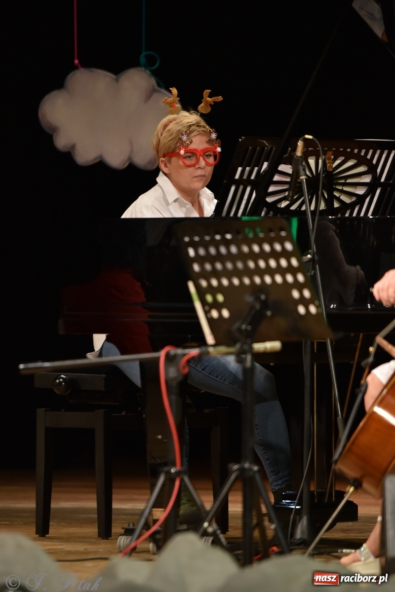 Zdjęcie w galerii na portalu naszraciborz.pl: Maluchy w krainie dźwięku w mikołajkowym klimacie wiadomości z regionu