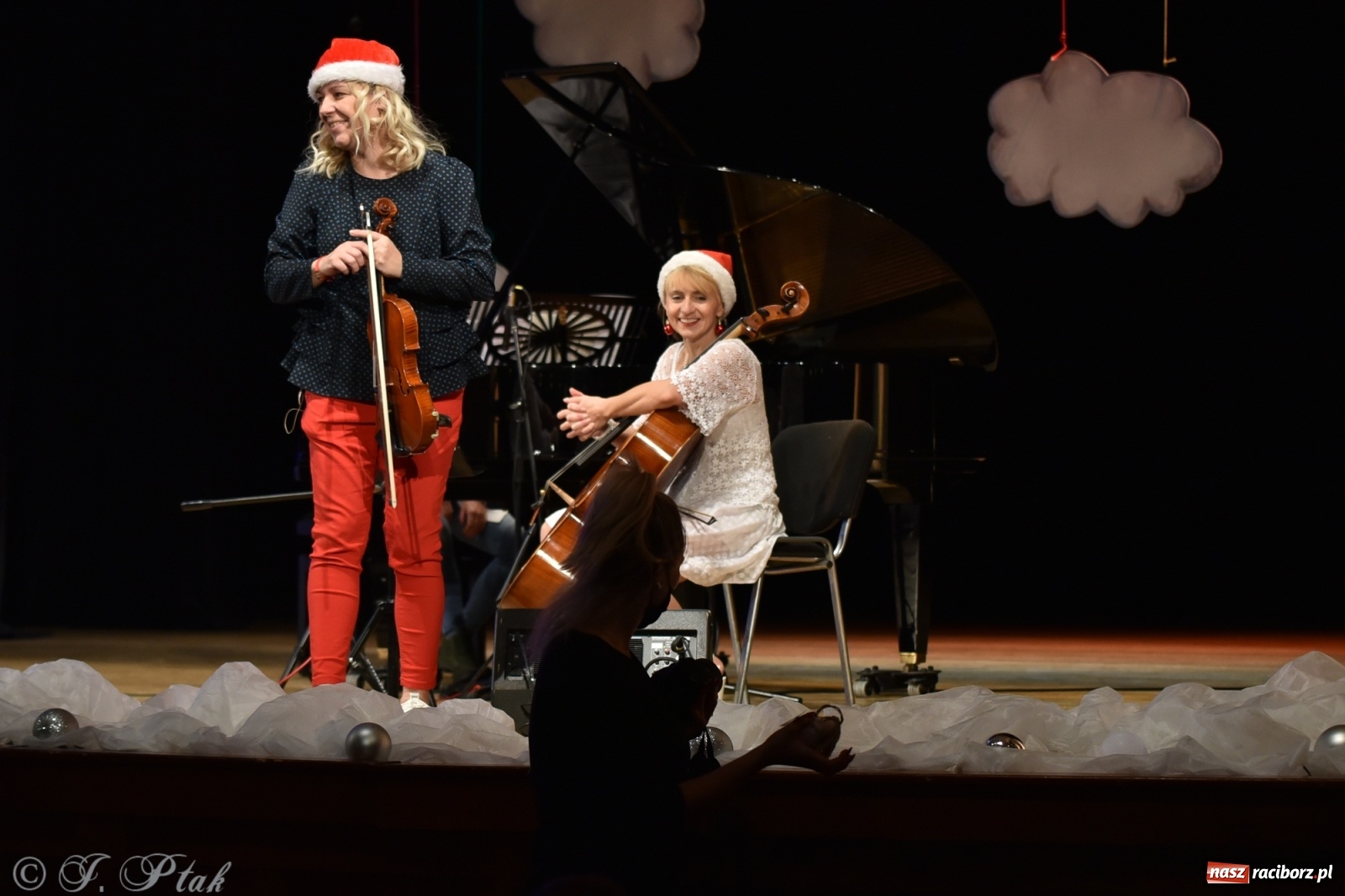 Zdjęcie w galerii na portalu naszraciborz.pl: Maluchy w krainie dźwięku w mikołajkowym klimacie wiadomości z regionu