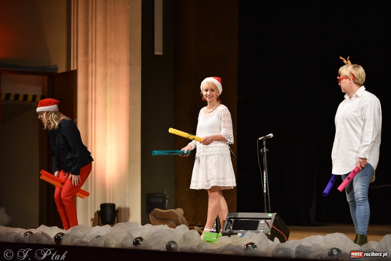 Zdjęcie w galerii na portalu naszraciborz.pl: Maluchy w krainie dźwięku w mikołajkowym klimacie wiadomości z regionu