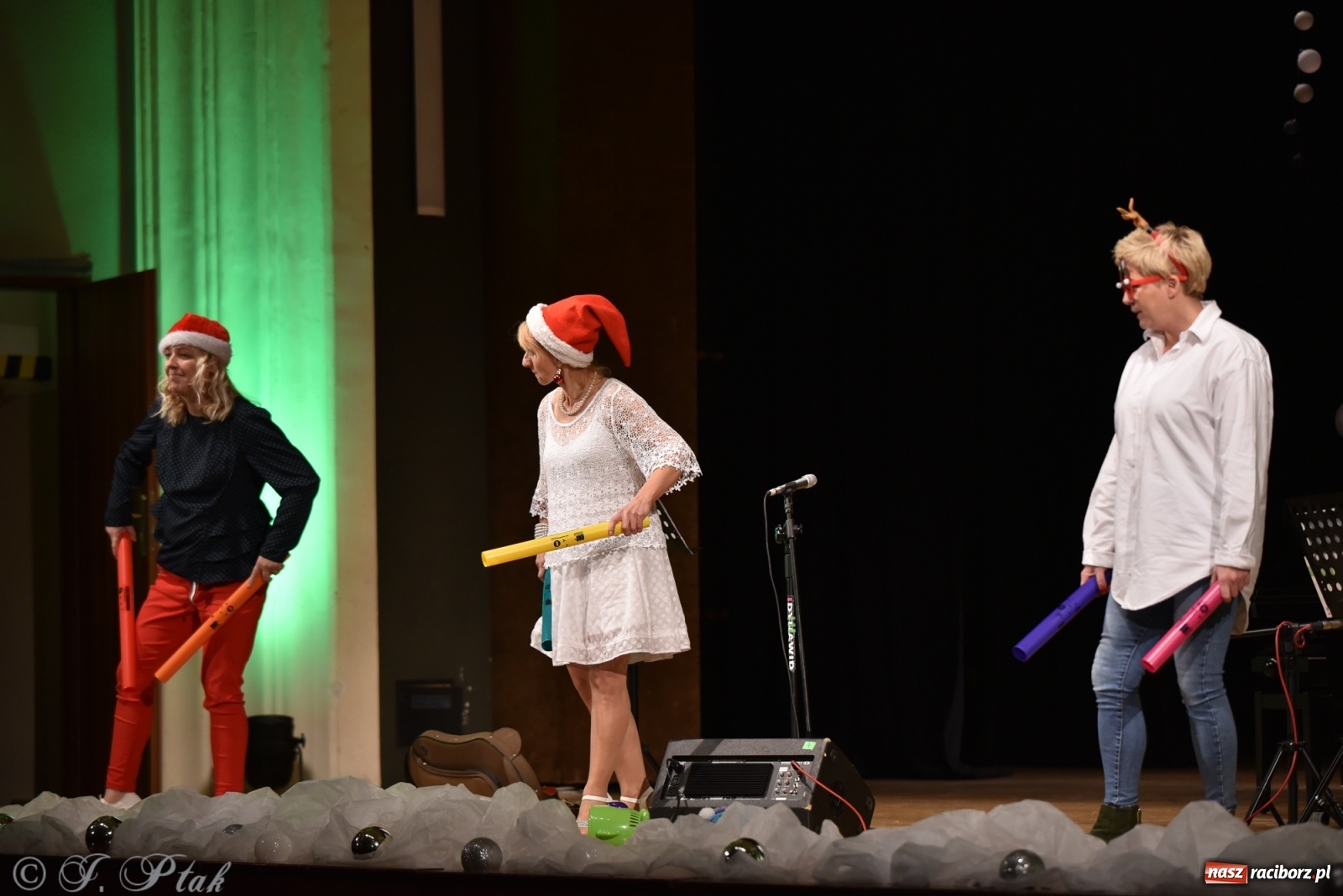 Zdjęcie w galerii na portalu naszraciborz.pl: Maluchy w krainie dźwięku w mikołajkowym klimacie wiadomości z regionu