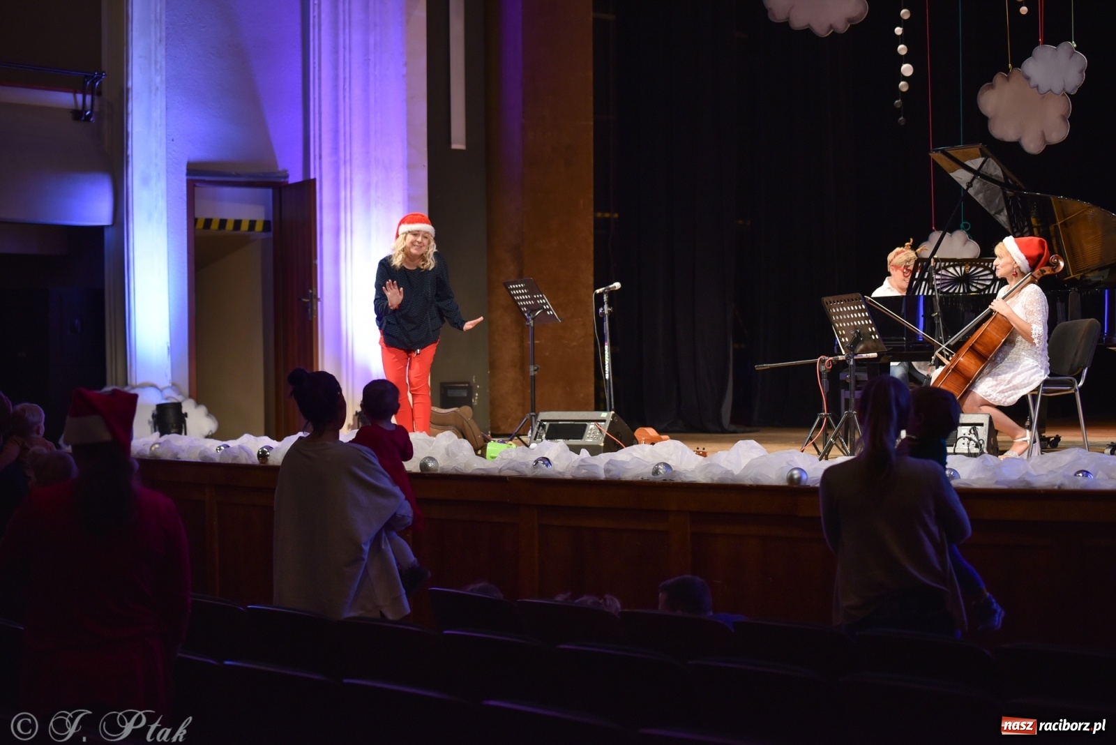 Zdjęcie w galerii na portalu naszraciborz.pl: Maluchy w krainie dźwięku w mikołajkowym klimacie wiadomości z regionu