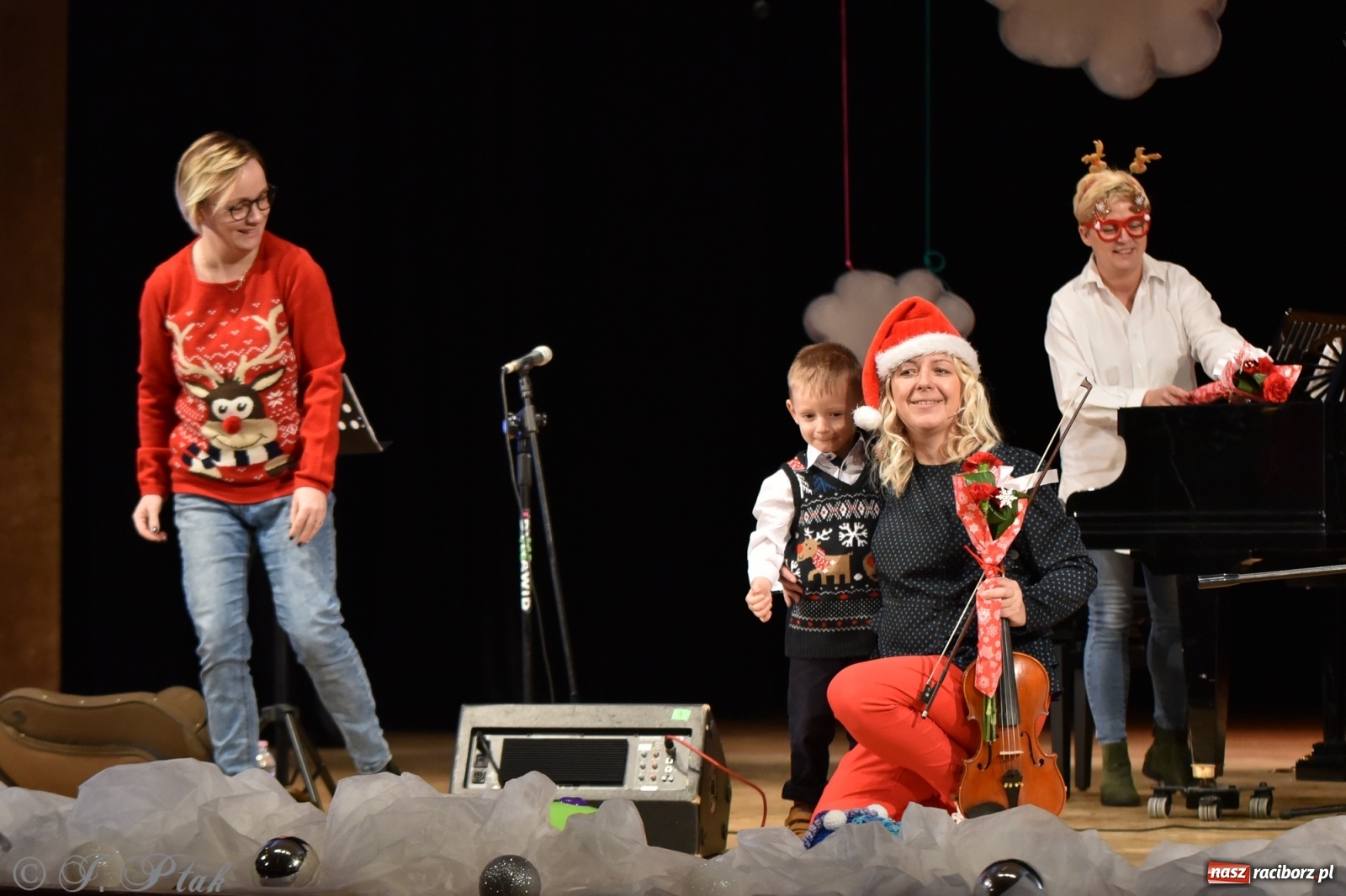 Zdjęcie w galerii na portalu naszraciborz.pl: Maluchy w krainie dźwięku w mikołajkowym klimacie wiadomości z regionu