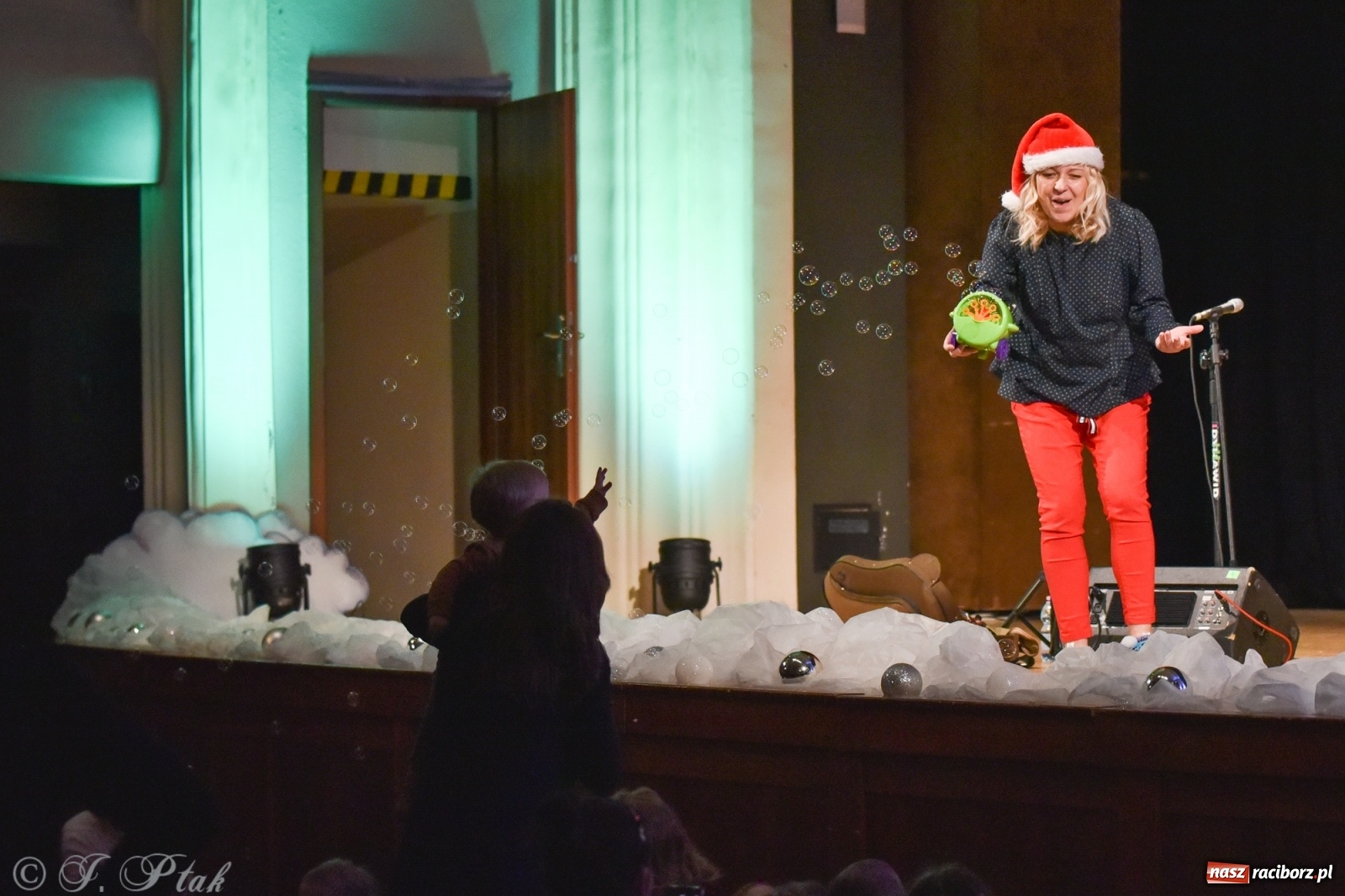 Zdjęcie w galerii na portalu naszraciborz.pl: Maluchy w krainie dźwięku w mikołajkowym klimacie wiadomości z regionu