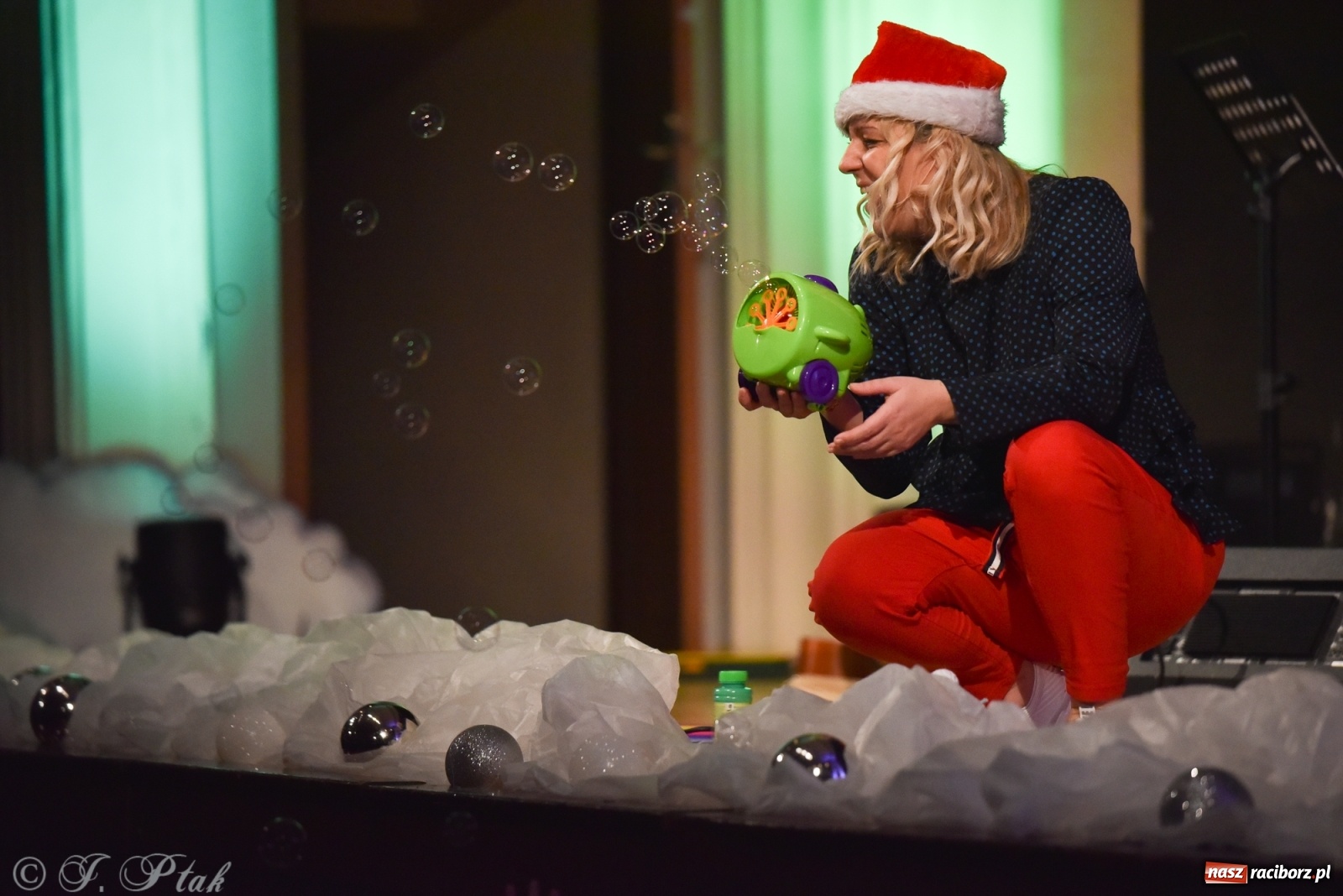 Zdjęcie w galerii na portalu naszraciborz.pl: Maluchy w krainie dźwięku w mikołajkowym klimacie wiadomości z regionu