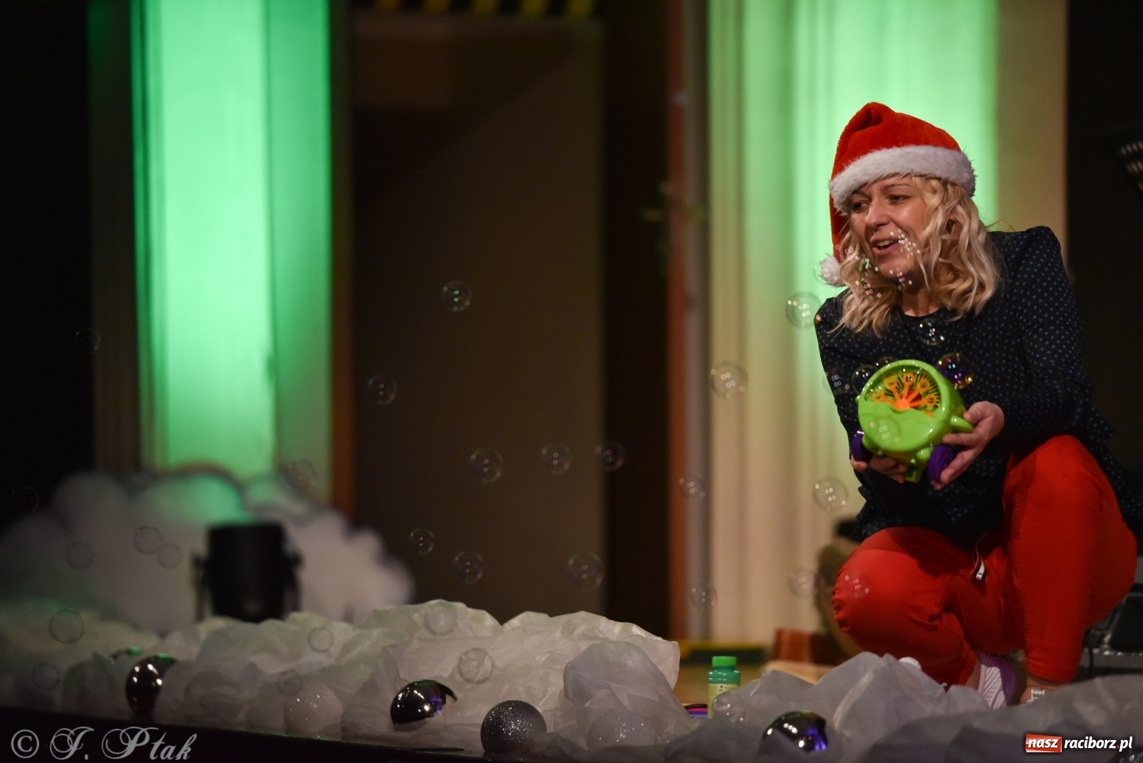 Zdjęcie w galerii na portalu naszraciborz.pl: Maluchy w krainie dźwięku w mikołajkowym klimacie wiadomości z regionu