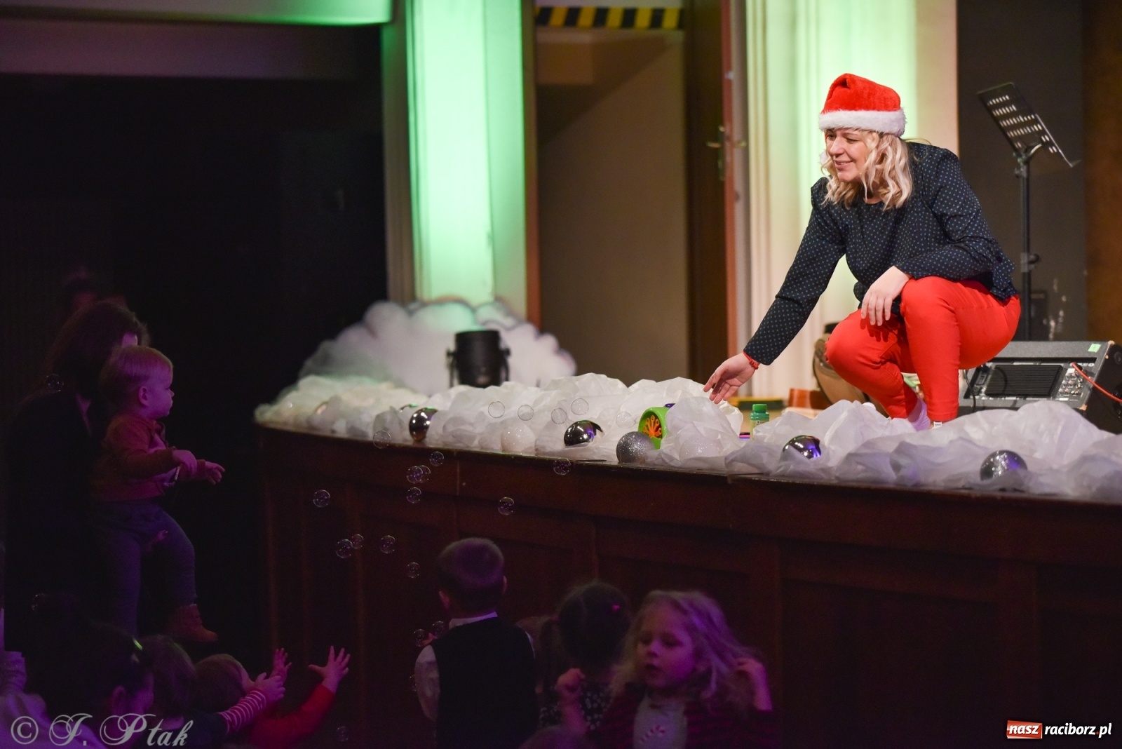 Zdjęcie w galerii na portalu naszraciborz.pl: Maluchy w krainie dźwięku w mikołajkowym klimacie wiadomości z regionu