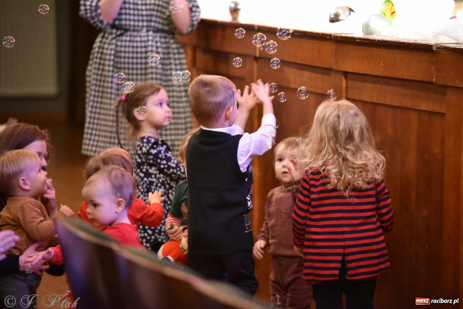 Zdjęcie w galerii na portalu naszraciborz.pl: Maluchy w krainie dźwięku w mikołajkowym klimacie wiadomości z regionu