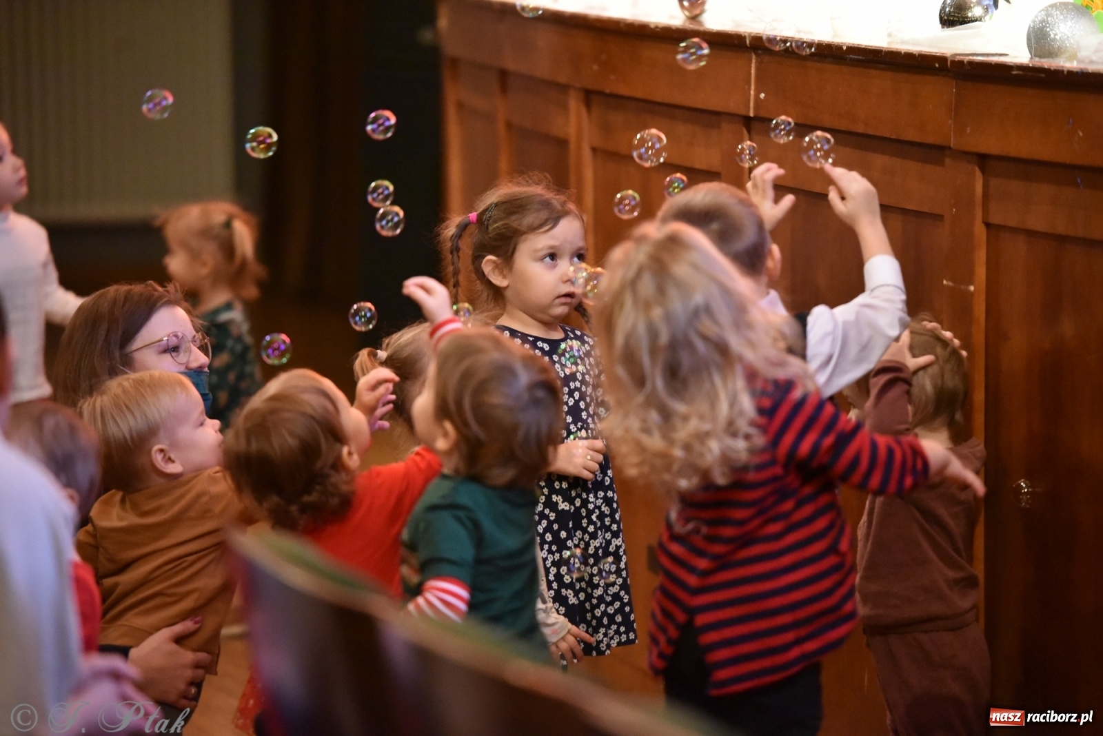 Zdjęcie w galerii na portalu naszraciborz.pl: Maluchy w krainie dźwięku w mikołajkowym klimacie wiadomości z regionu