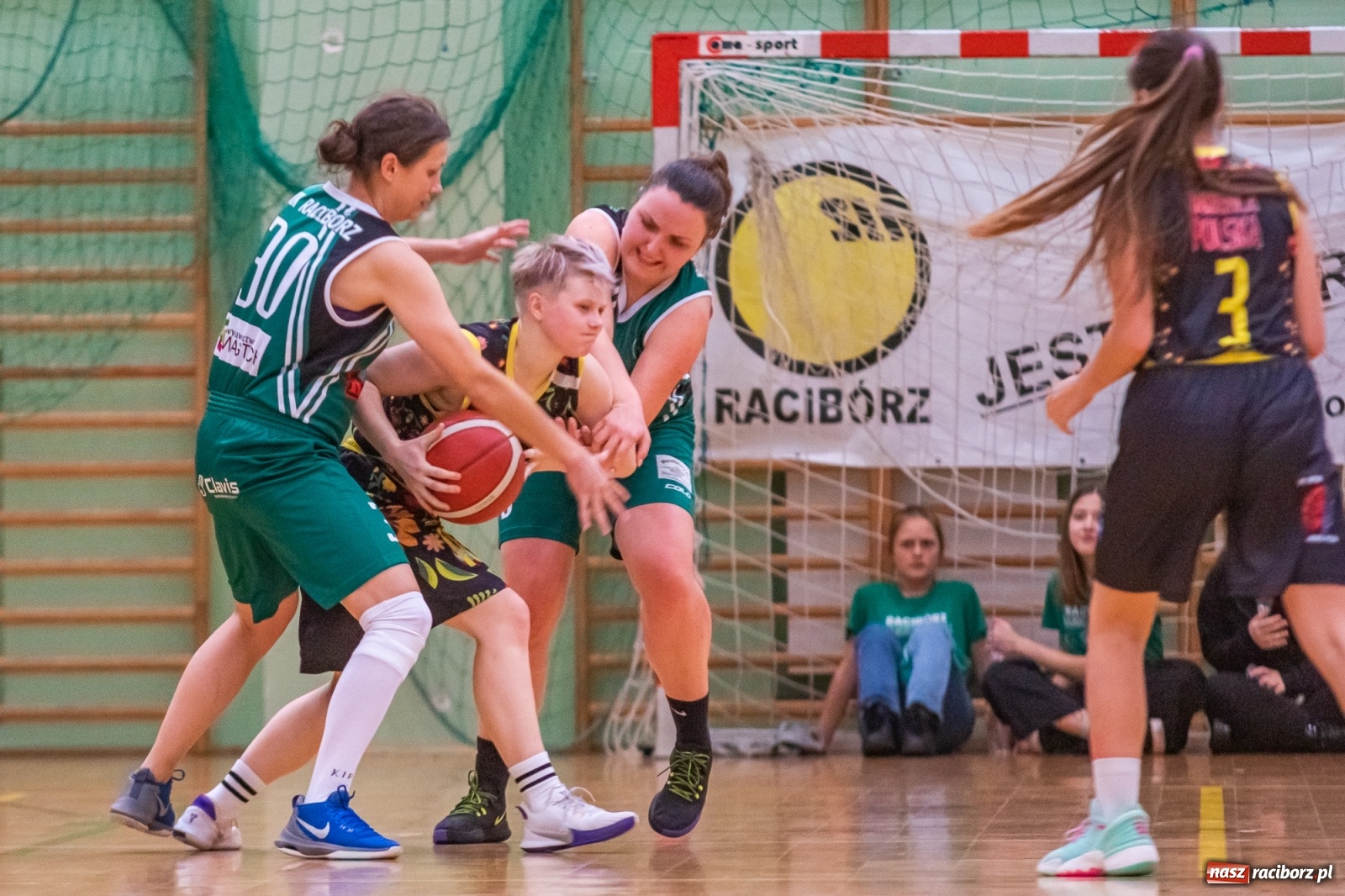 Zdjęcie w galerii na portalu naszraciborz.pl: RKK AZS Racibórz zdemolował Kamienicę Polską [FOTO] wiadomości z regionu