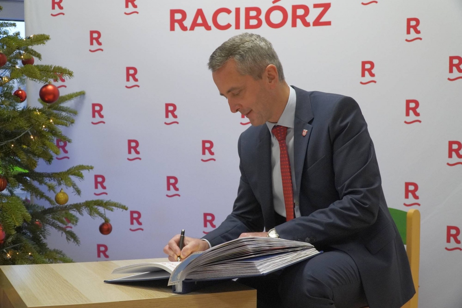 Zdjęcie w galerii na portalu naszraciborz.pl: Prezydent razem z Św. Mikołajem przywitali przedszkolaków [FOTO i WIDEO] wiadomości z regionu