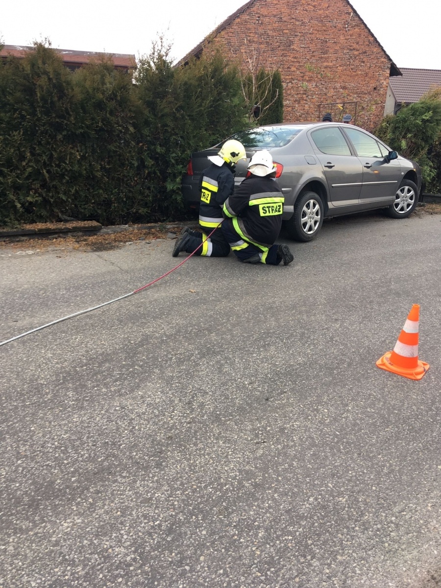 Zdjęcie w galerii na portalu naszraciborz.pl: Peugeot staranował ogrodzenie posesji w Budziskach wiadomości z regionu
