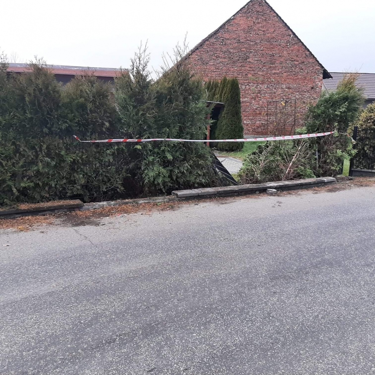 Zdjęcie w galerii na portalu naszraciborz.pl: Peugeot staranował ogrodzenie posesji w Budziskach wiadomości z regionu