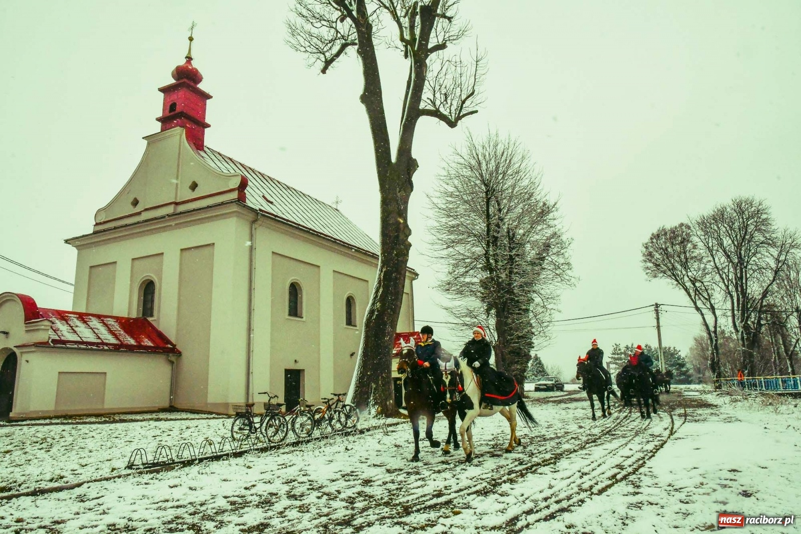 Zdjęcie w galerii na portalu naszraciborz.pl: W Krzanowicach odbyła się doroczna procesja na św. Mikołaja wiadomości z regionu