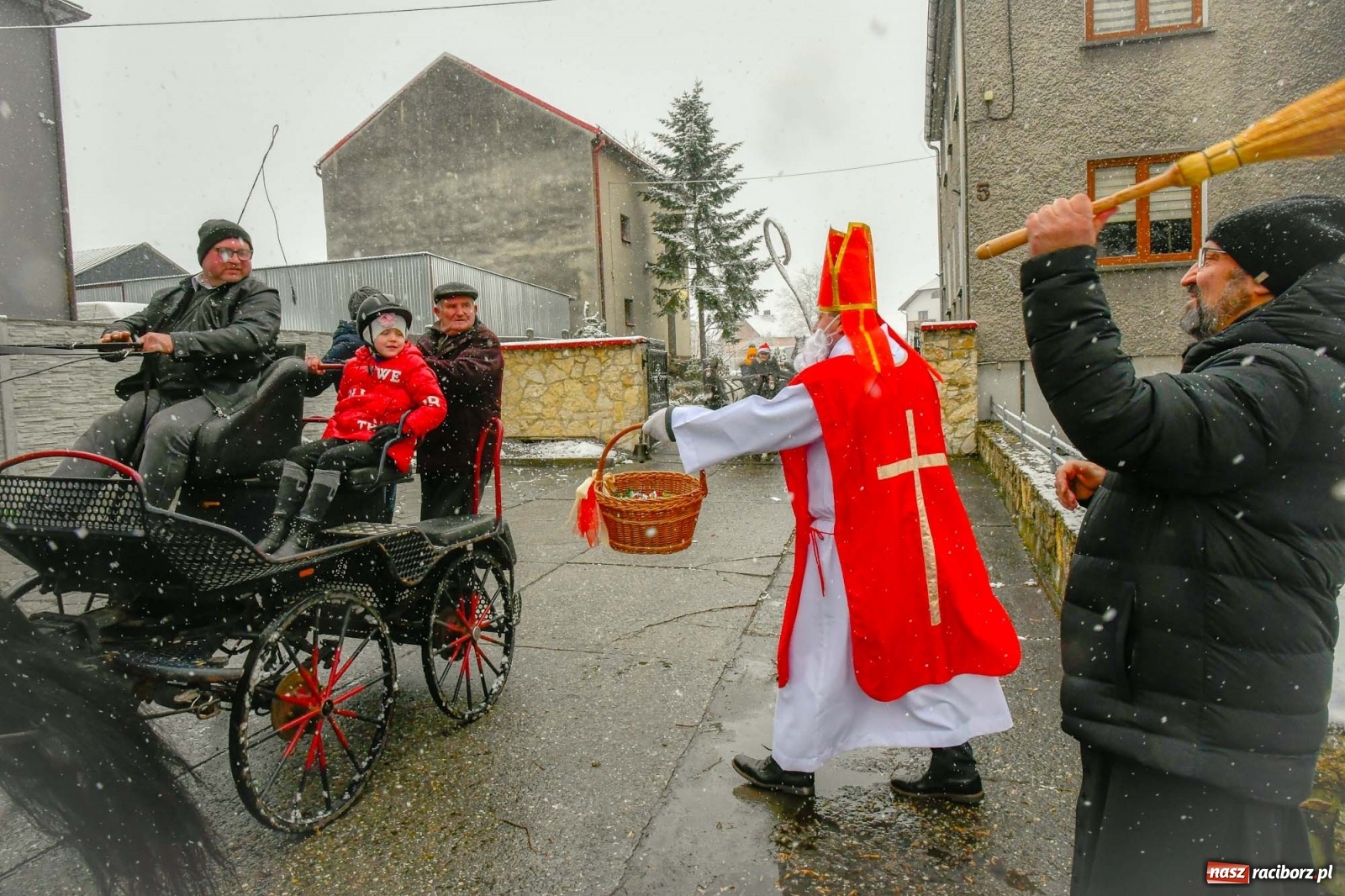 Zdjęcie w galerii na portalu naszraciborz.pl: W Krzanowicach odbyła się doroczna procesja na św. Mikołaja wiadomości z regionu