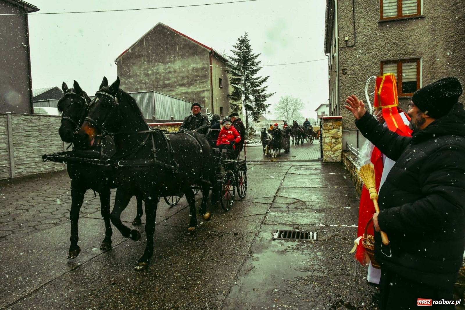 Zdjęcie w galerii na portalu naszraciborz.pl: W Krzanowicach odbyła się doroczna procesja na św. Mikołaja wiadomości z regionu