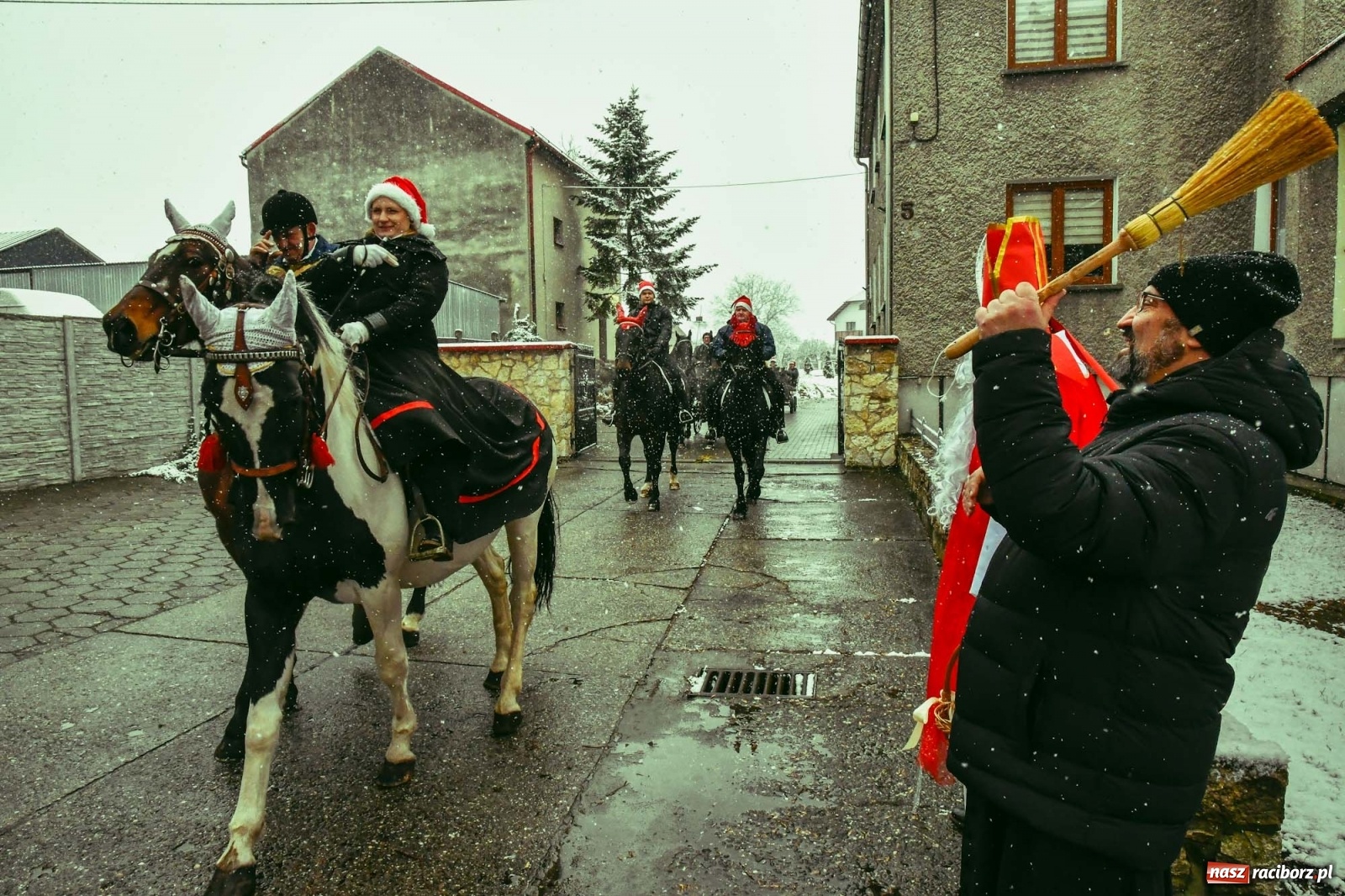 Zdjęcie w galerii na portalu naszraciborz.pl: W Krzanowicach odbyła się doroczna procesja na św. Mikołaja wiadomości z regionu