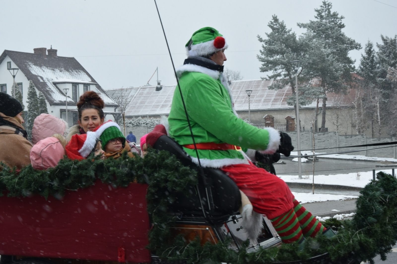 Zdjęcie w galerii na portalu naszraciborz.pl: Ho, ho, ho. A któż to zawitał do Bieńkowic wiadomości z regionu