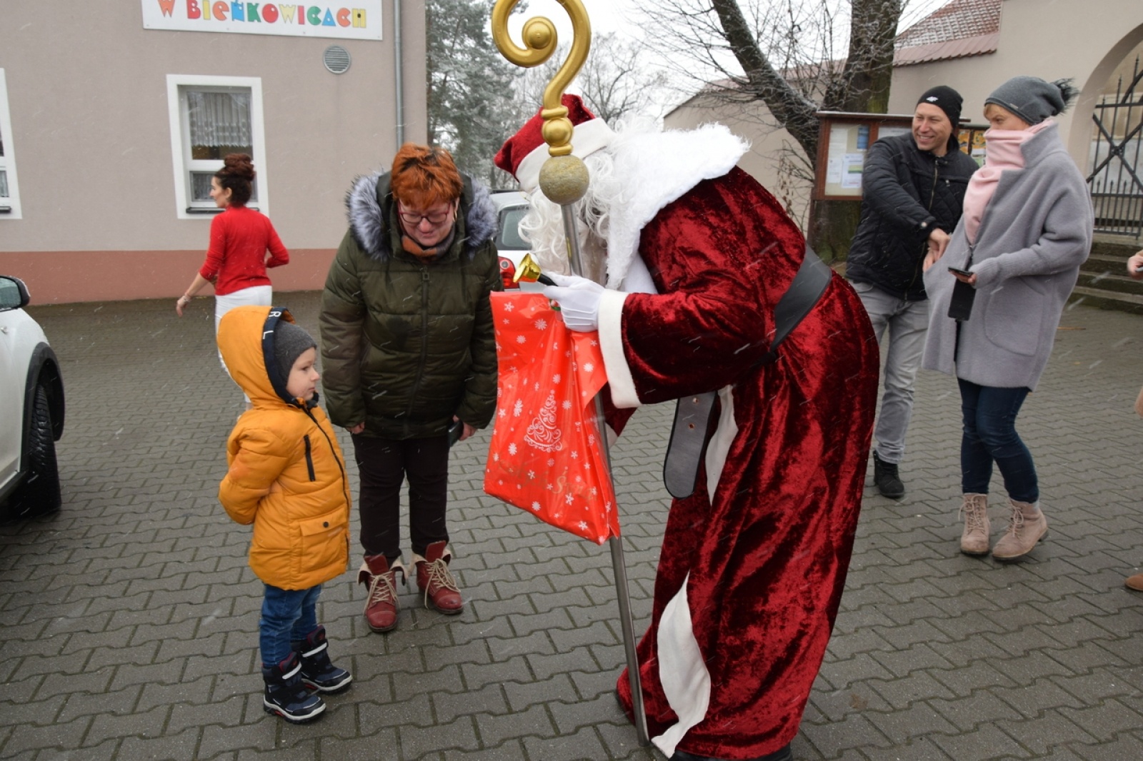 Zdjęcie w galerii na portalu naszraciborz.pl: Ho, ho, ho. A któż to zawitał do Bieńkowic wiadomości z regionu