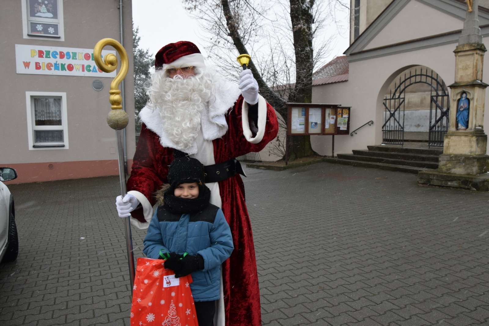 Zdjęcie w galerii na portalu naszraciborz.pl: Ho, ho, ho. A któż to zawitał do Bieńkowic wiadomości z regionu
