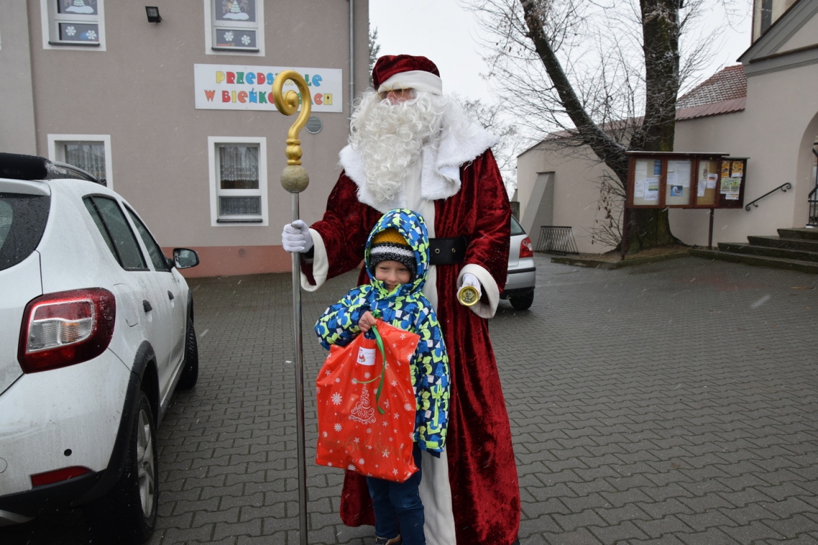 Zdjęcie w galerii na portalu naszraciborz.pl: Ho, ho, ho. A któż to zawitał do Bieńkowic wiadomości z regionu