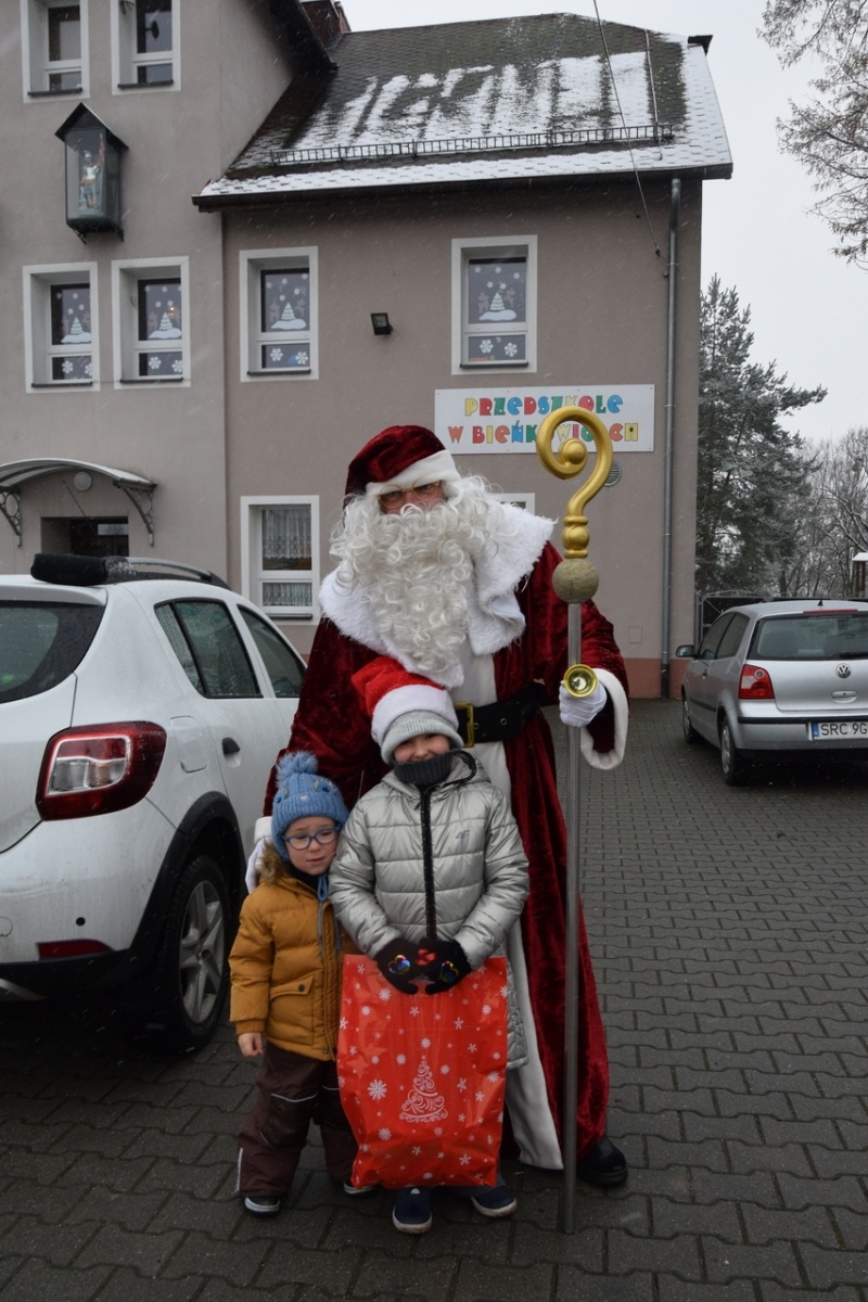 Zdjęcie w galerii na portalu naszraciborz.pl: Ho, ho, ho. A któż to zawitał do Bieńkowic wiadomości z regionu