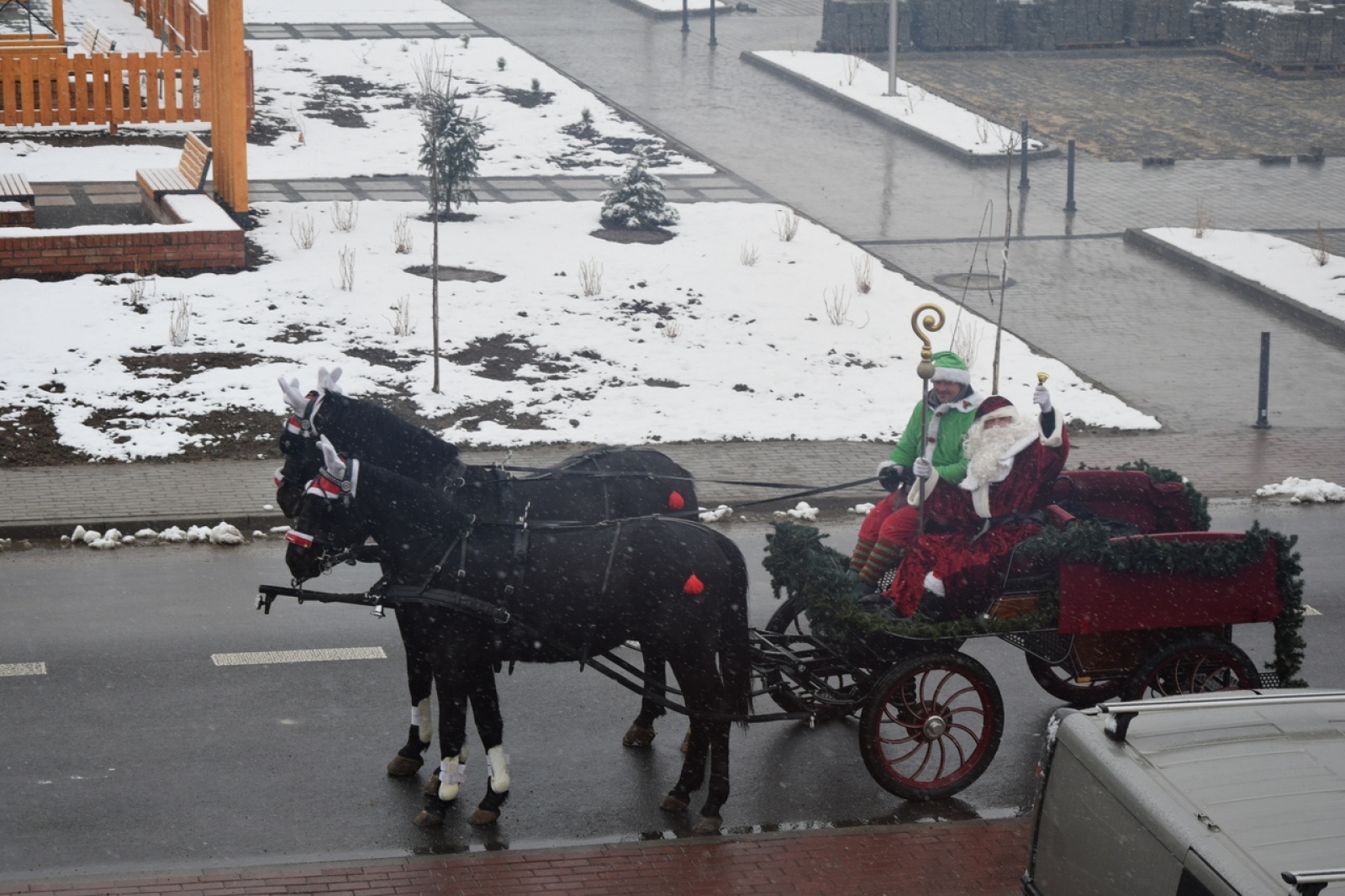 Zdjęcie w galerii na portalu naszraciborz.pl: Ho, ho, ho. A któż to zawitał do Bieńkowic wiadomości z regionu