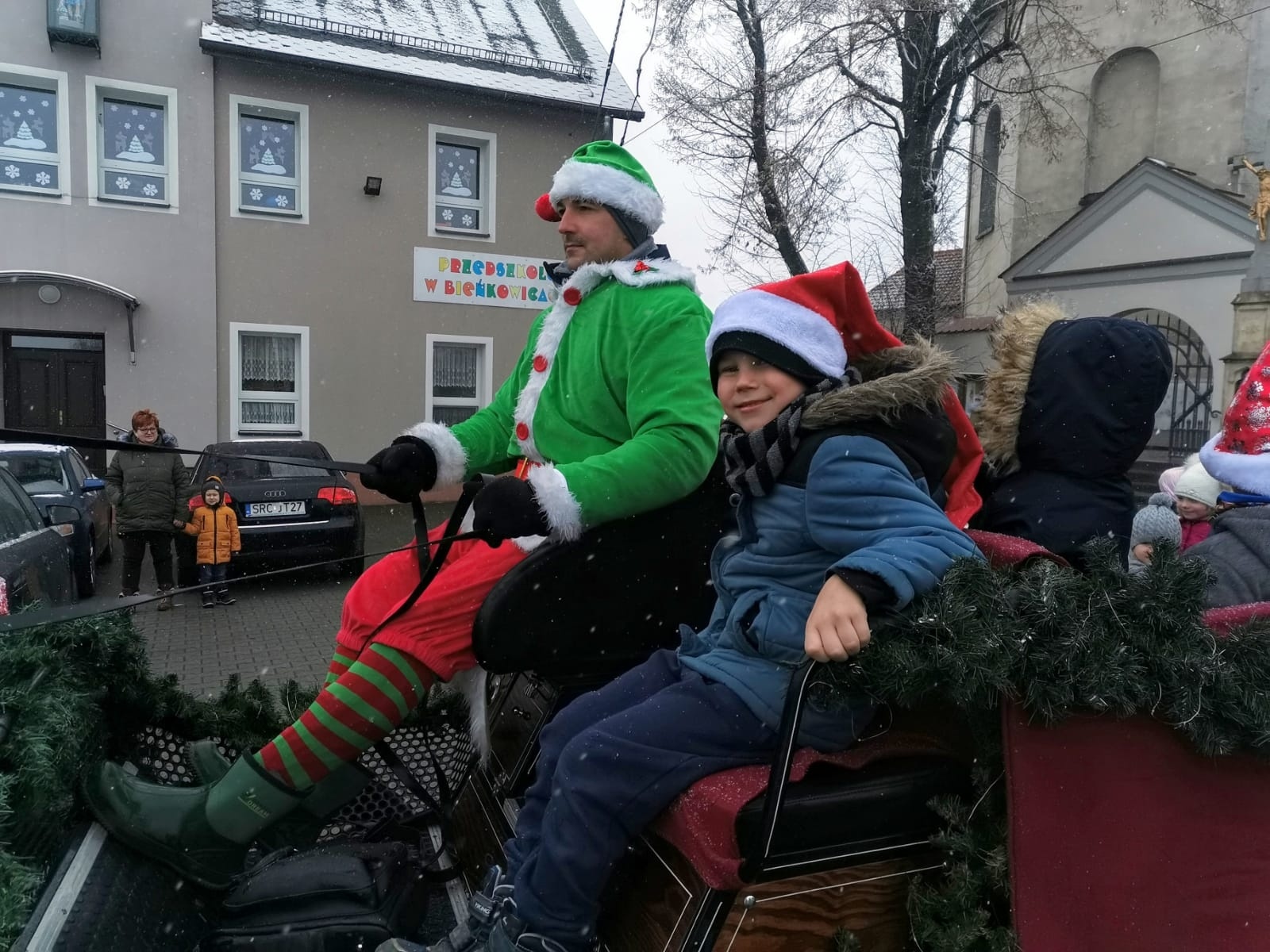 Zdjęcie w galerii na portalu naszraciborz.pl: Ho, ho, ho. A któż to zawitał do Bieńkowic wiadomości z regionu